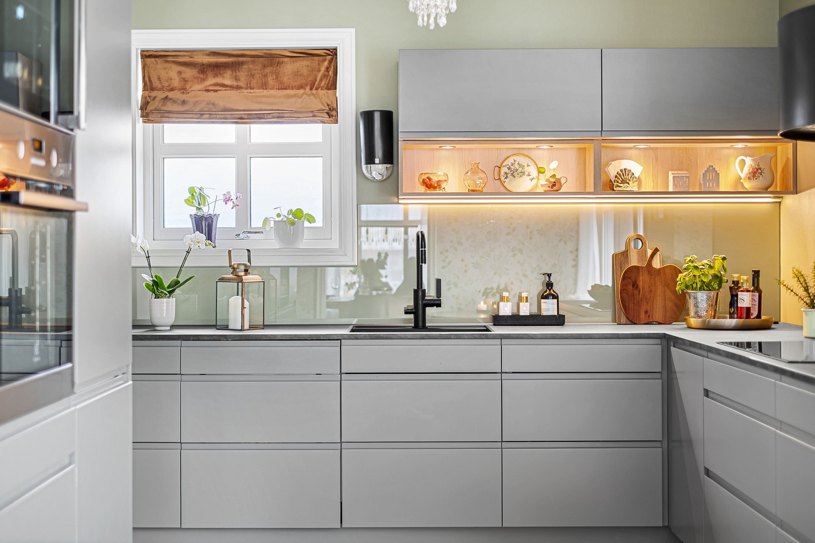 Kjøkkenet har integrerte hvitevarer som kjøl/frys, oppvaskmaskin, induksjonstopp, vinskap og stekeovn. Galleribilde