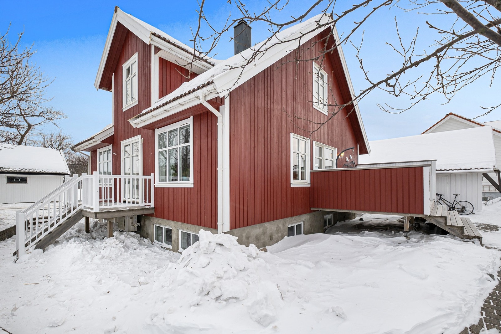 Pent opparbeidet eiendom med hage og diverse pyntebusker, samt to solrike uteområder vendt mot hhv. vest og nord. Galleribilde