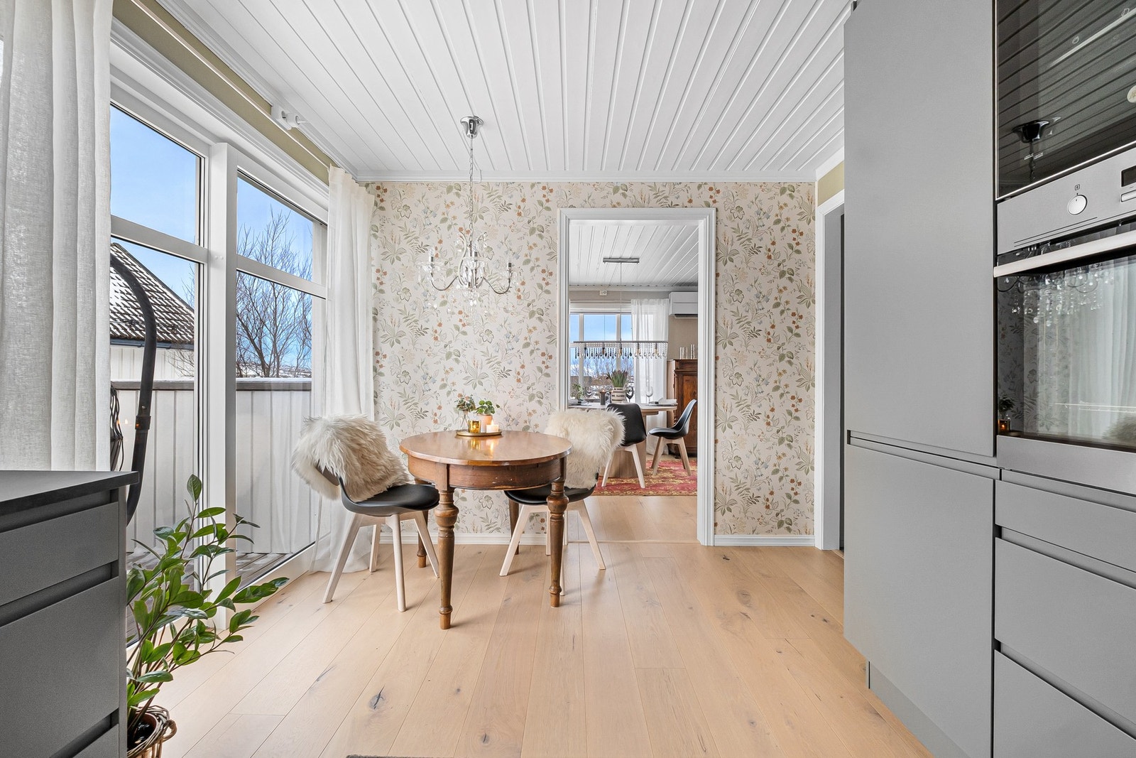 Kjøkkenet har plass til koselig sittegruppe, og det er herfra utgang til vestvendt terrasse og hage. Galleribilde