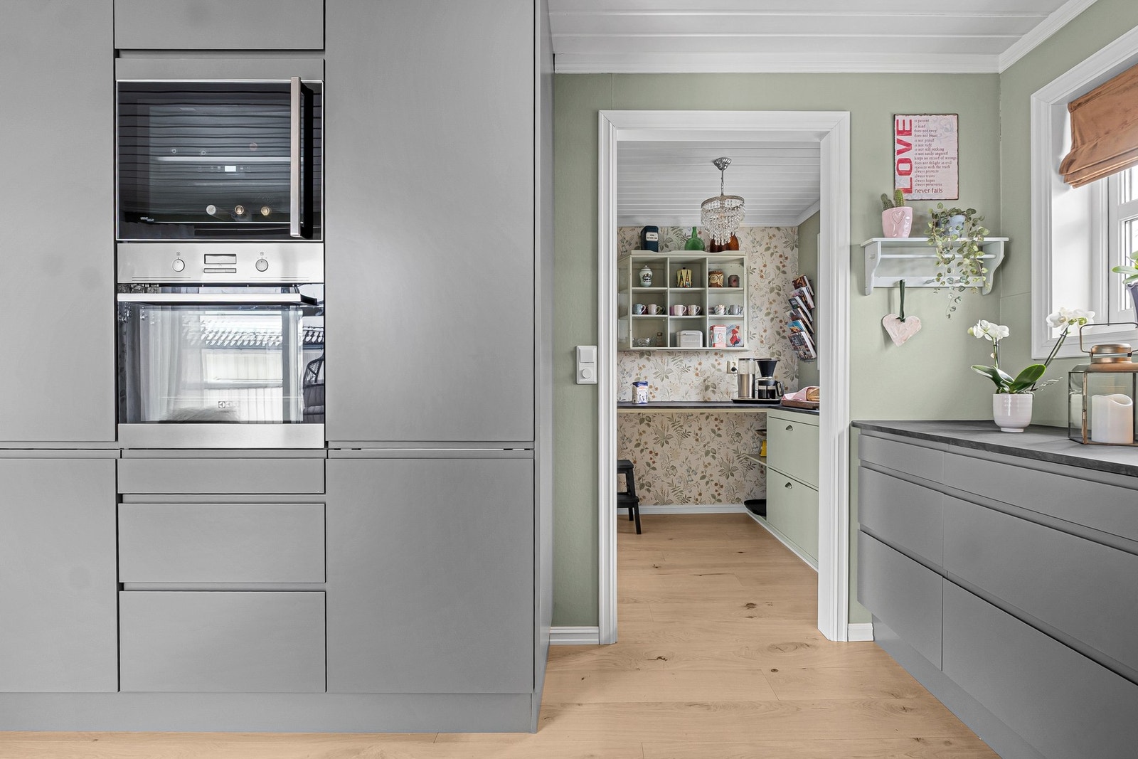 Praktisk spiskammer tilliggende kjøkkenet - enkelt innredet med benkeplate og oppbevaringsskap Galleribilde