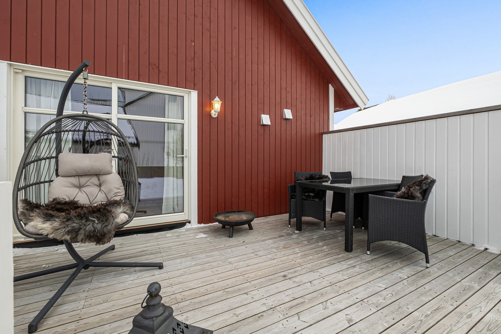 Vestvendt uteområde/terrasse med svært gode sol- og lysforhold Galleribilde