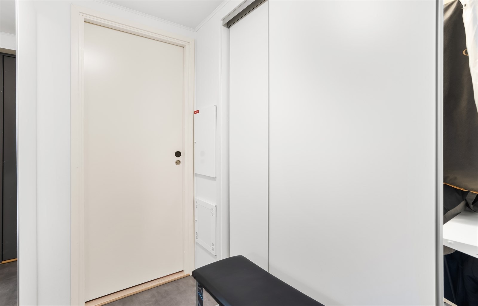 Fra entreen er det tilgang til en romslig bod/garderobe for oppbevaring. Galleribilde