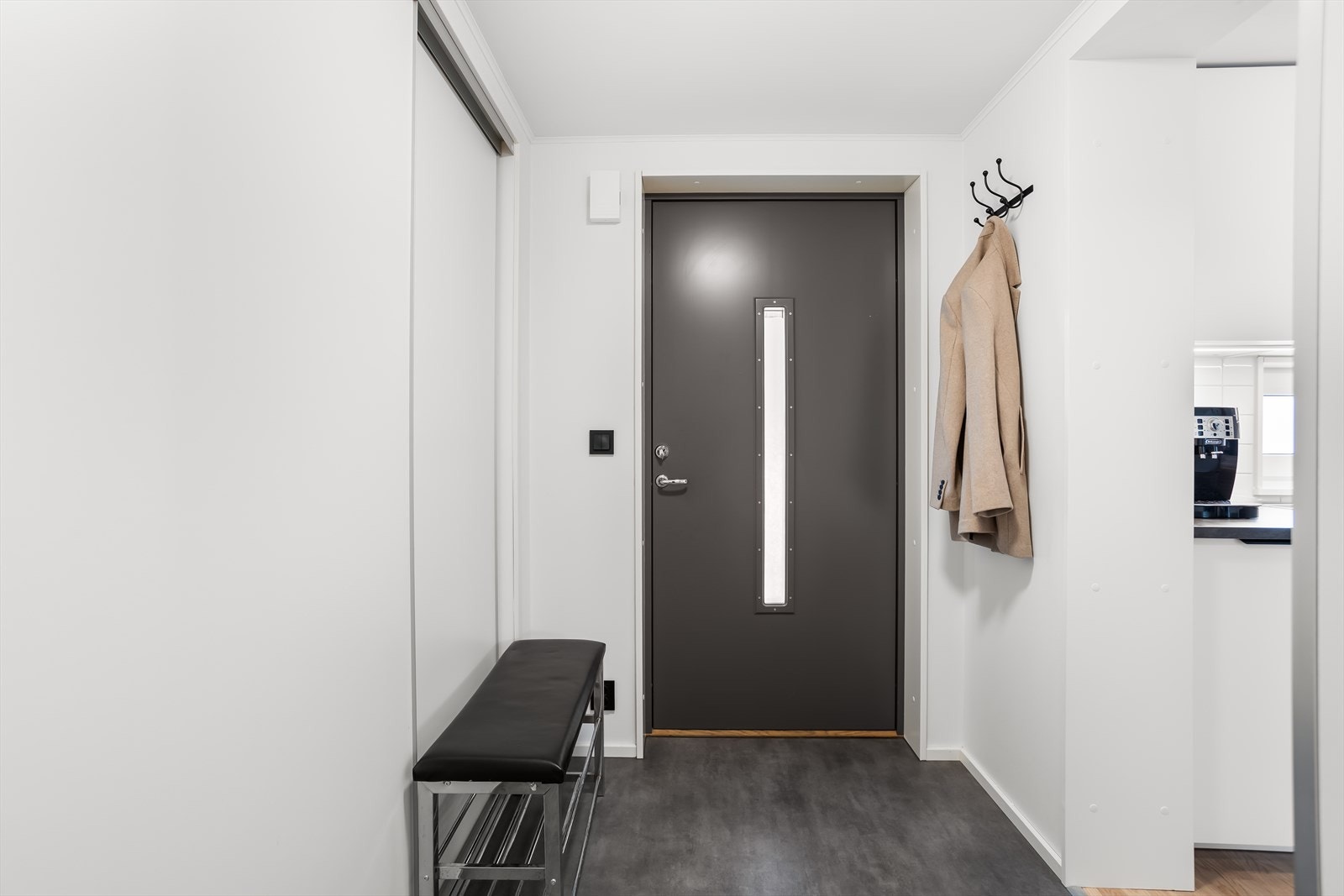 Vel innenfor døren møtes du av en innbydende entré med plass til å henge fra seg yttertøy. Galleribilde