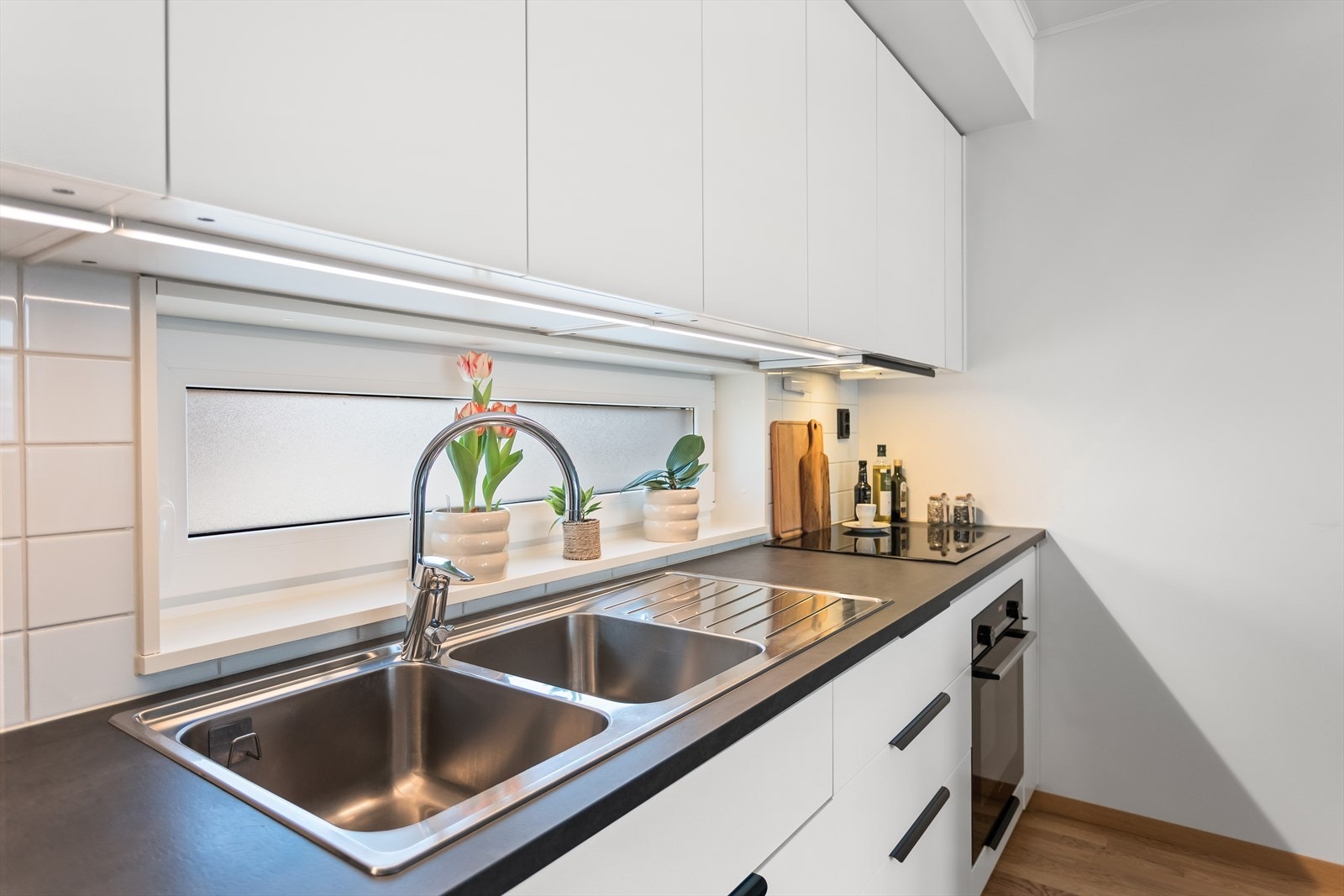Arbeidsbenken er godt belyst og det er godt med skapplass. Galleribilde