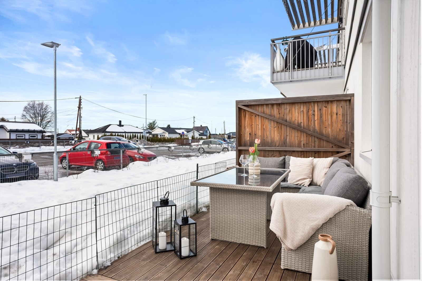 Den vestvendte terrassen på 14 m² ligger på bakkeplan og har god plass til ønsket møblement. Galleribilde