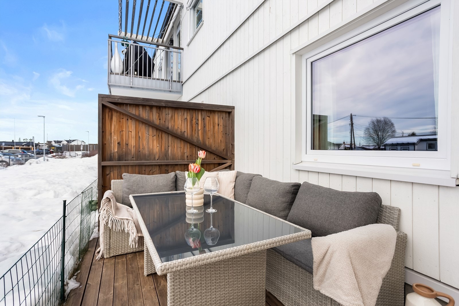 Fra stuen er det utgang til en vestvendt terrasse på 14 m². Galleribilde