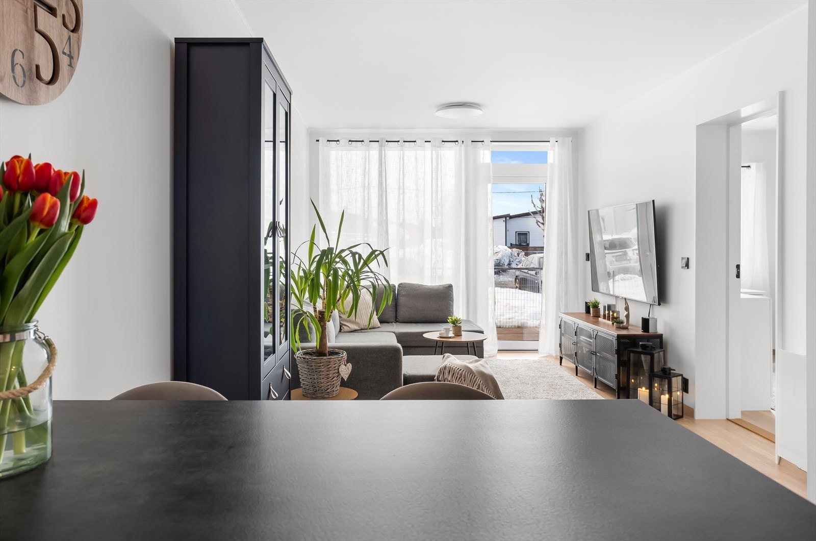 Kjøkkenet og stuen danner et åpent og sosialt allrom. Galleribilde