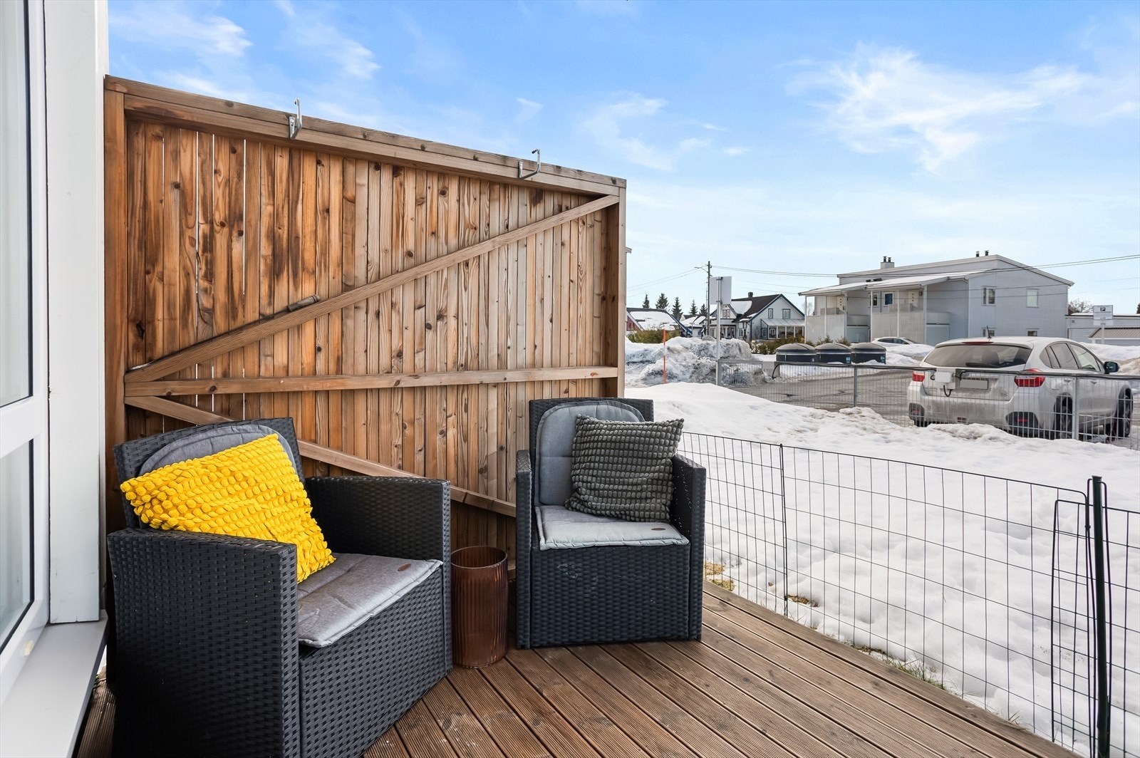 Uteplassen har god plass til utemøbler, planter og grill. Galleribilde