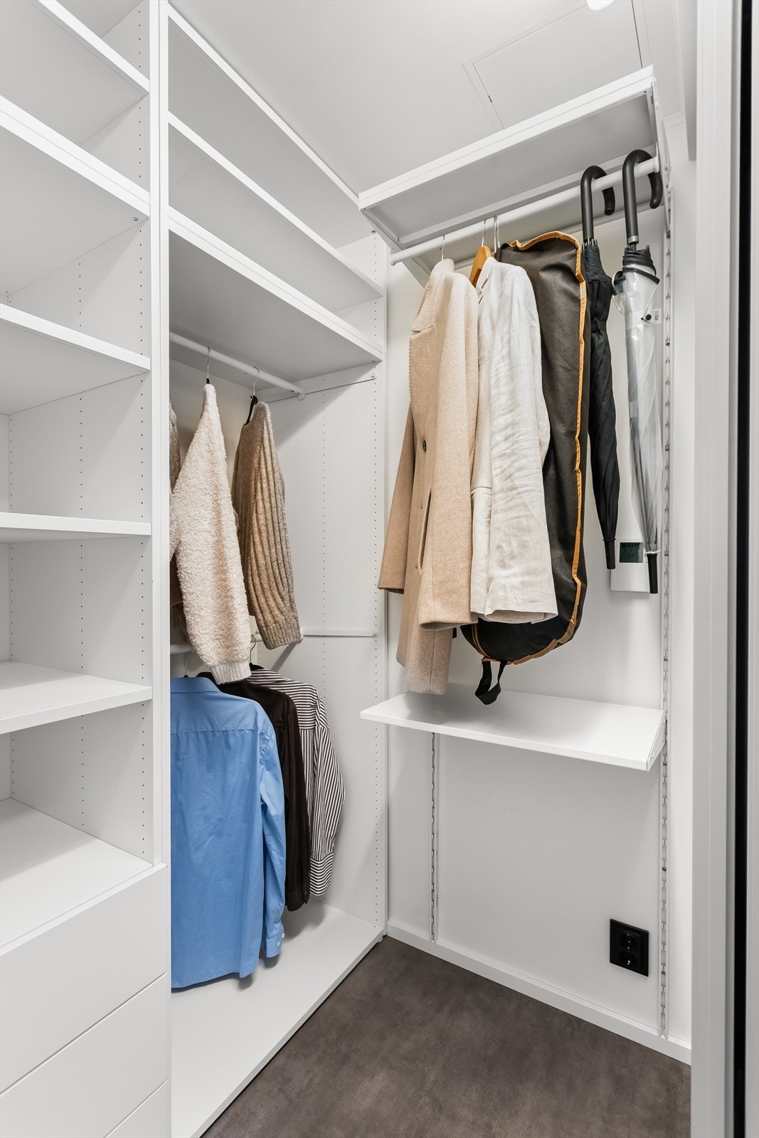 Rommet er innredet med et fleksibelt hyllesystem som gir gode lagringsmuligheter. Galleribilde
