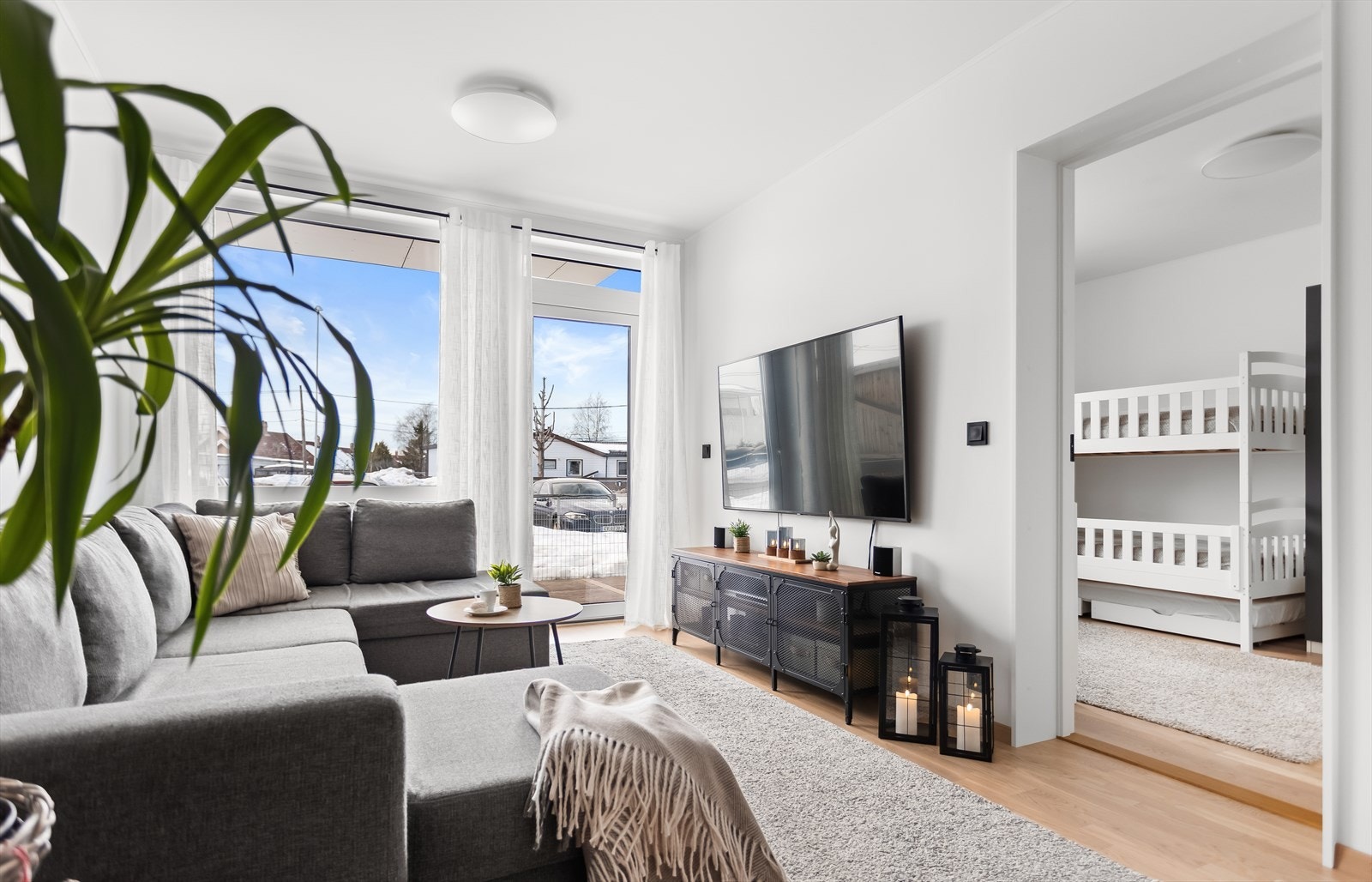 Fra stuen er det utgang til en vestvendt terrasse på 14 m². Galleribilde