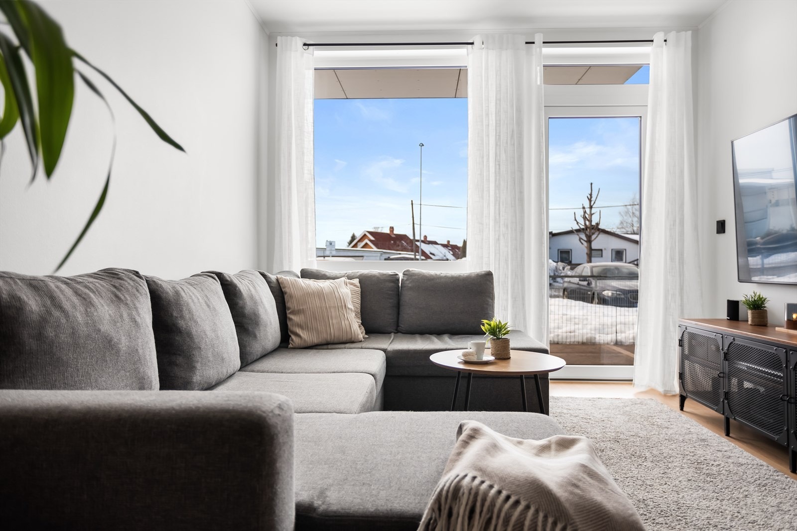 Store vindusflater og utgang til terrassen slipper inn rikelig med lys. Galleribilde