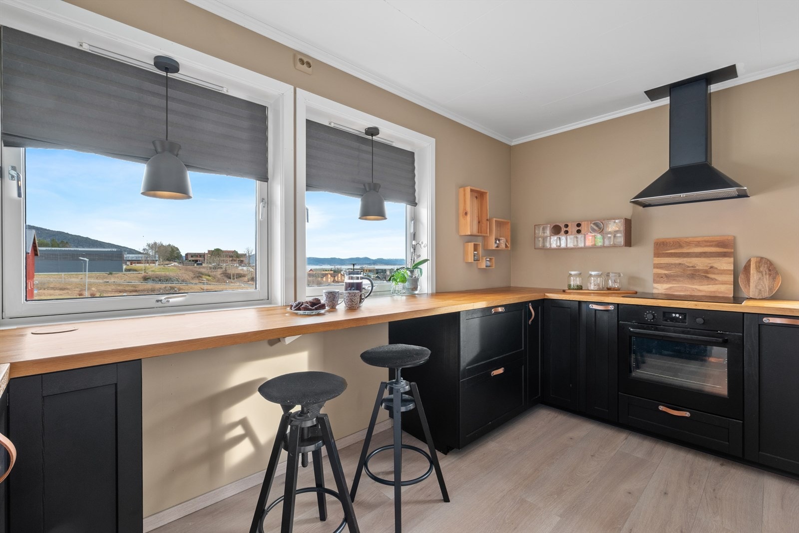 Kjøkkenet har rikelig med skap og benkeplass. Galleribilde