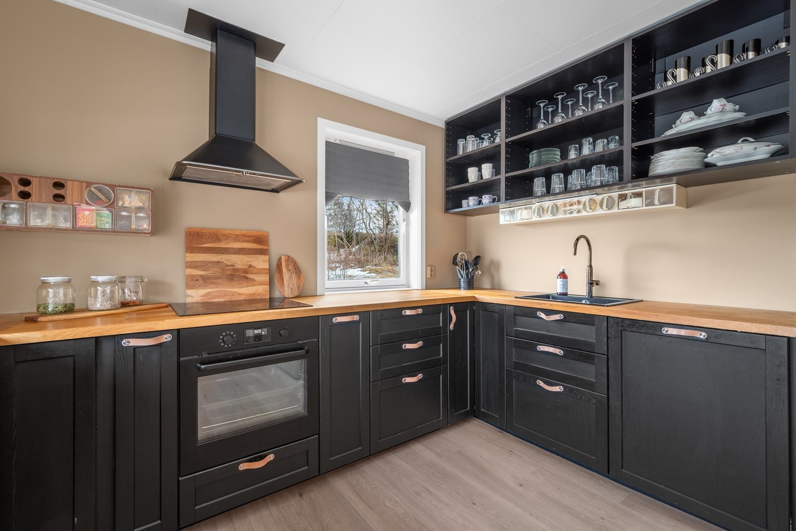 Kjøkkenet har integrert stekeovn, platetopp og oppvaskmaskin. Galleribilde