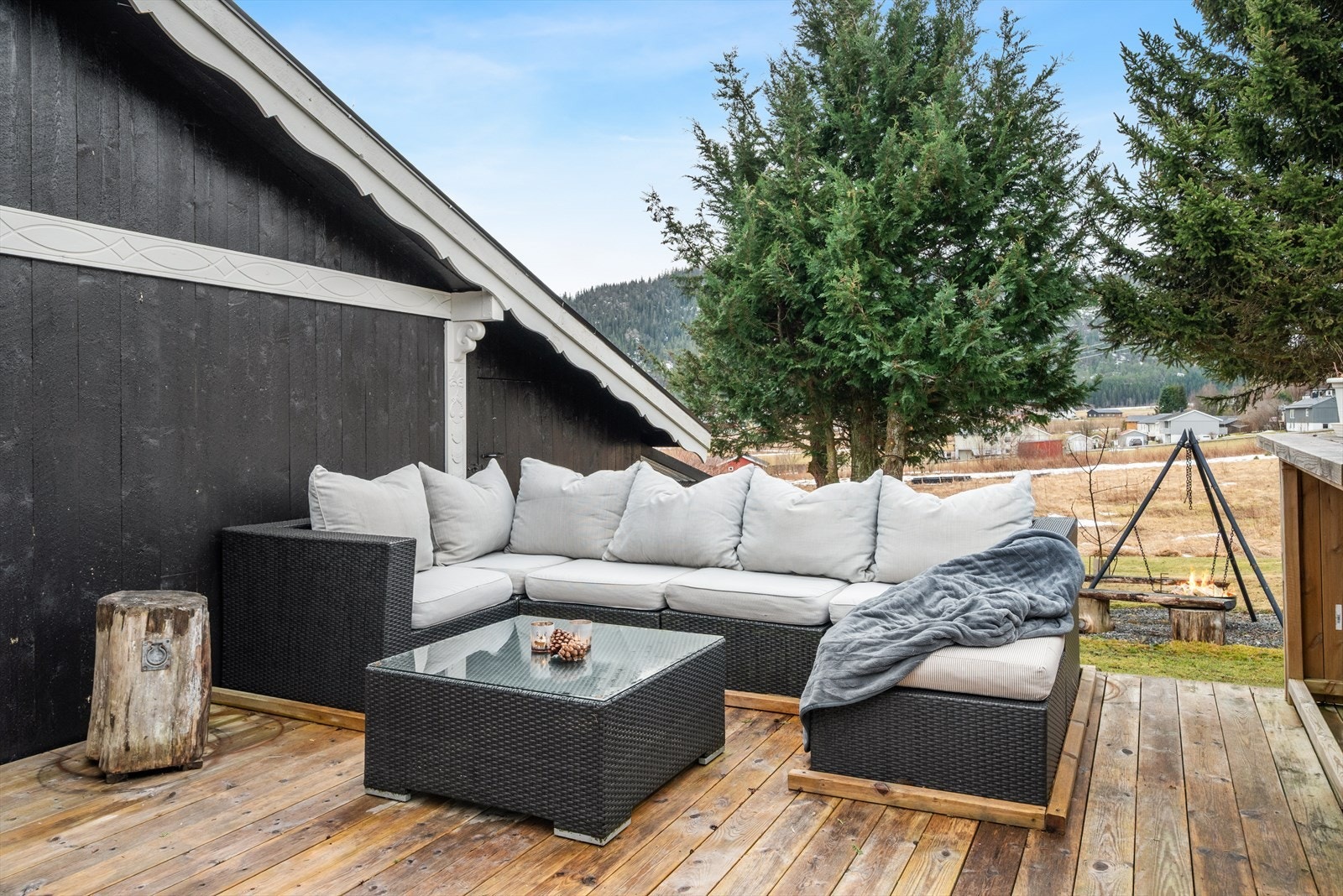 Solrik terrasse med utekjøkken. Galleribilde