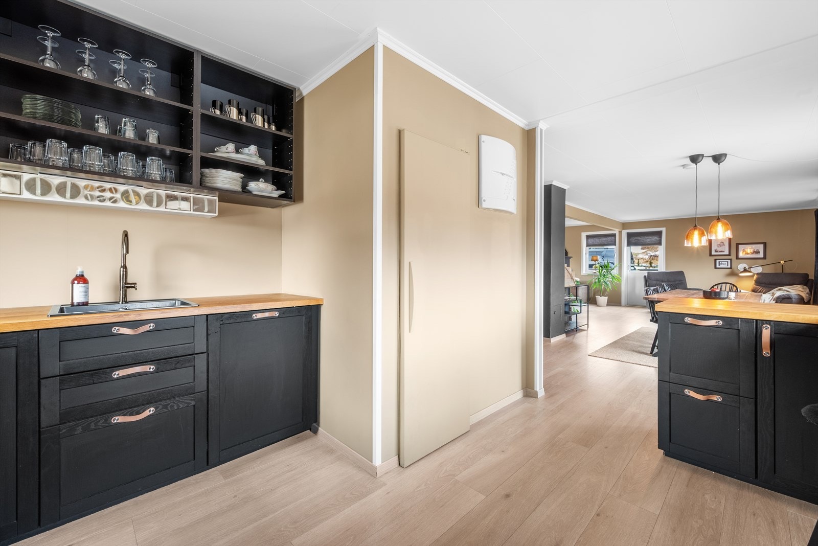 Eget kjølerom med masse lagringskapasitet for kjølevarer. Galleribilde