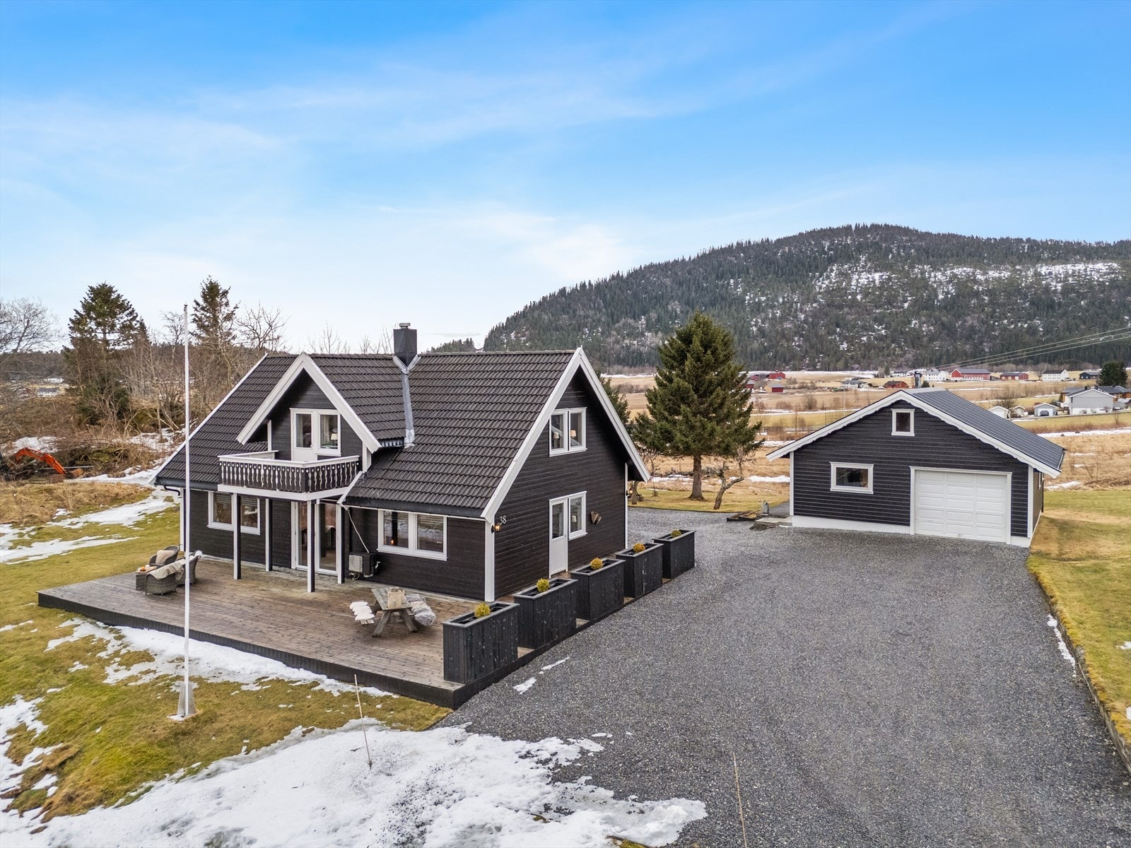 En flott enebolig med stor tomt på et høydedrag i Lensvik. Her har man nydelig utsikt og gode solforhold. Galleribilde