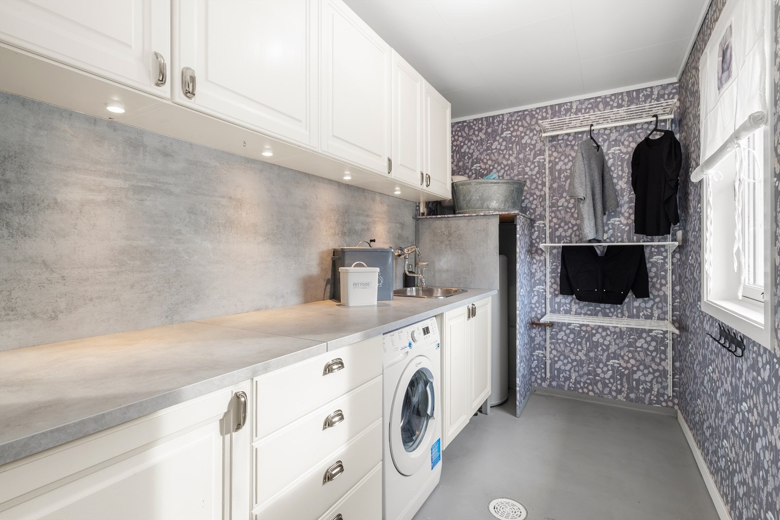 Praktisk vaskerom med direkte adkomst fra hallen. Galleribilde
