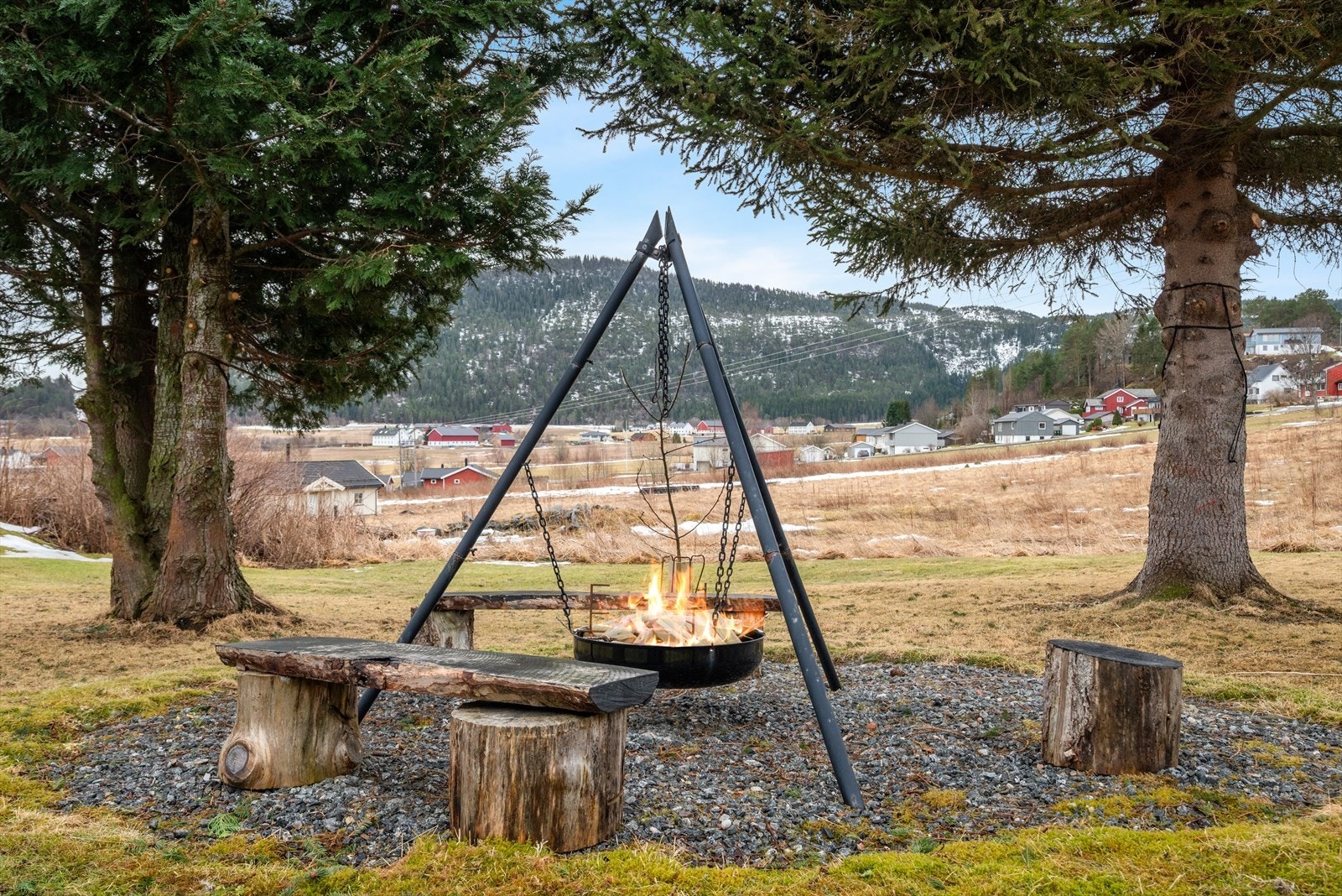 Trivelig uteplass ved bålpanna. Galleribilde