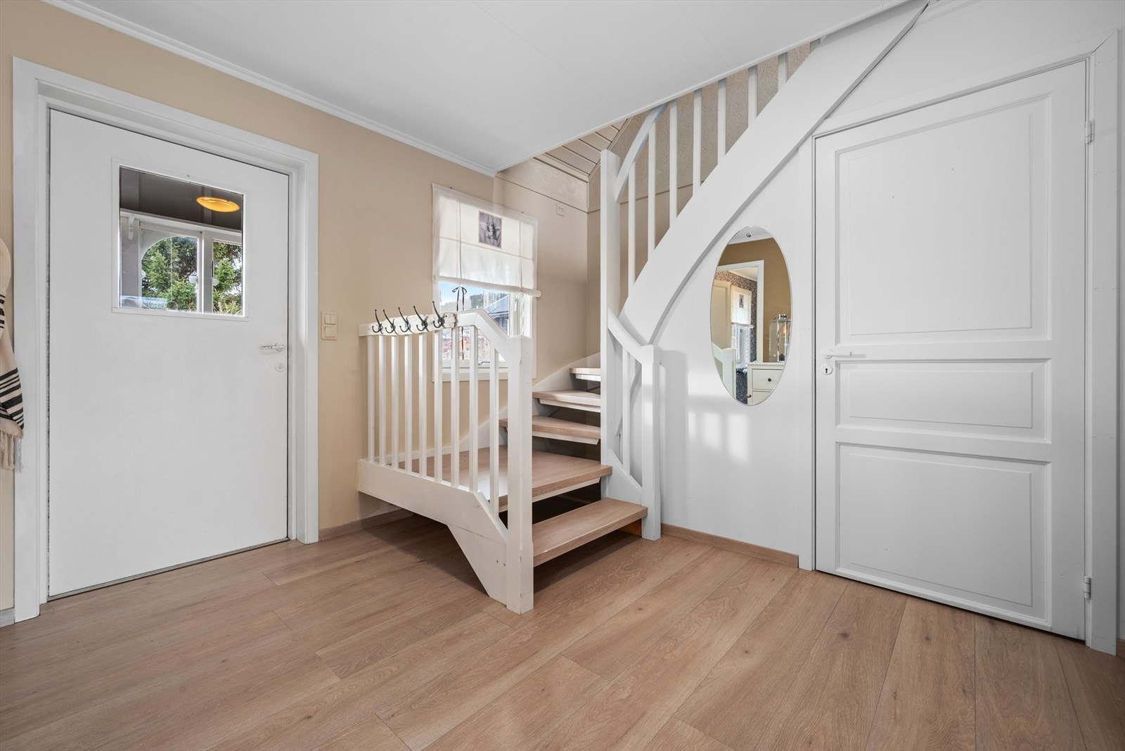 Entre/ hall. Her er det laget praktisk lagringsrom under trappa. Galleribilde