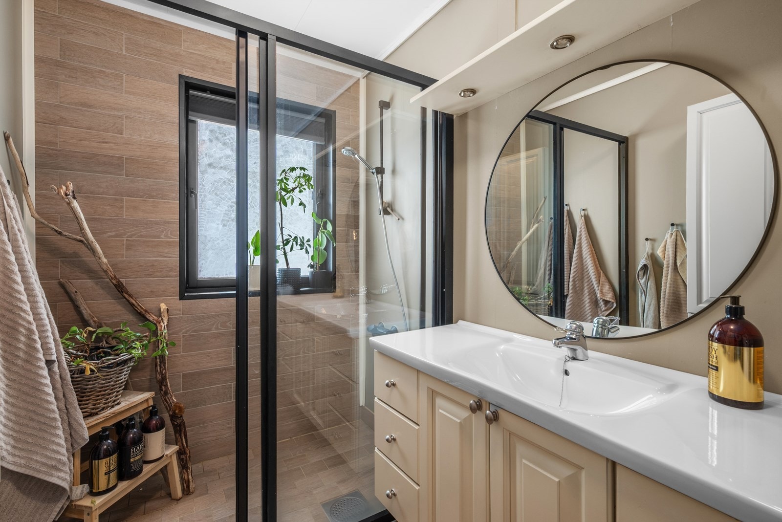 Dusjhjørne, innredning og toalett. Galleribilde