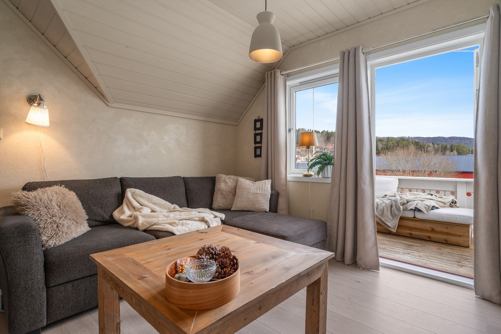 Loftstue med utgang til balkong. Galleribilde