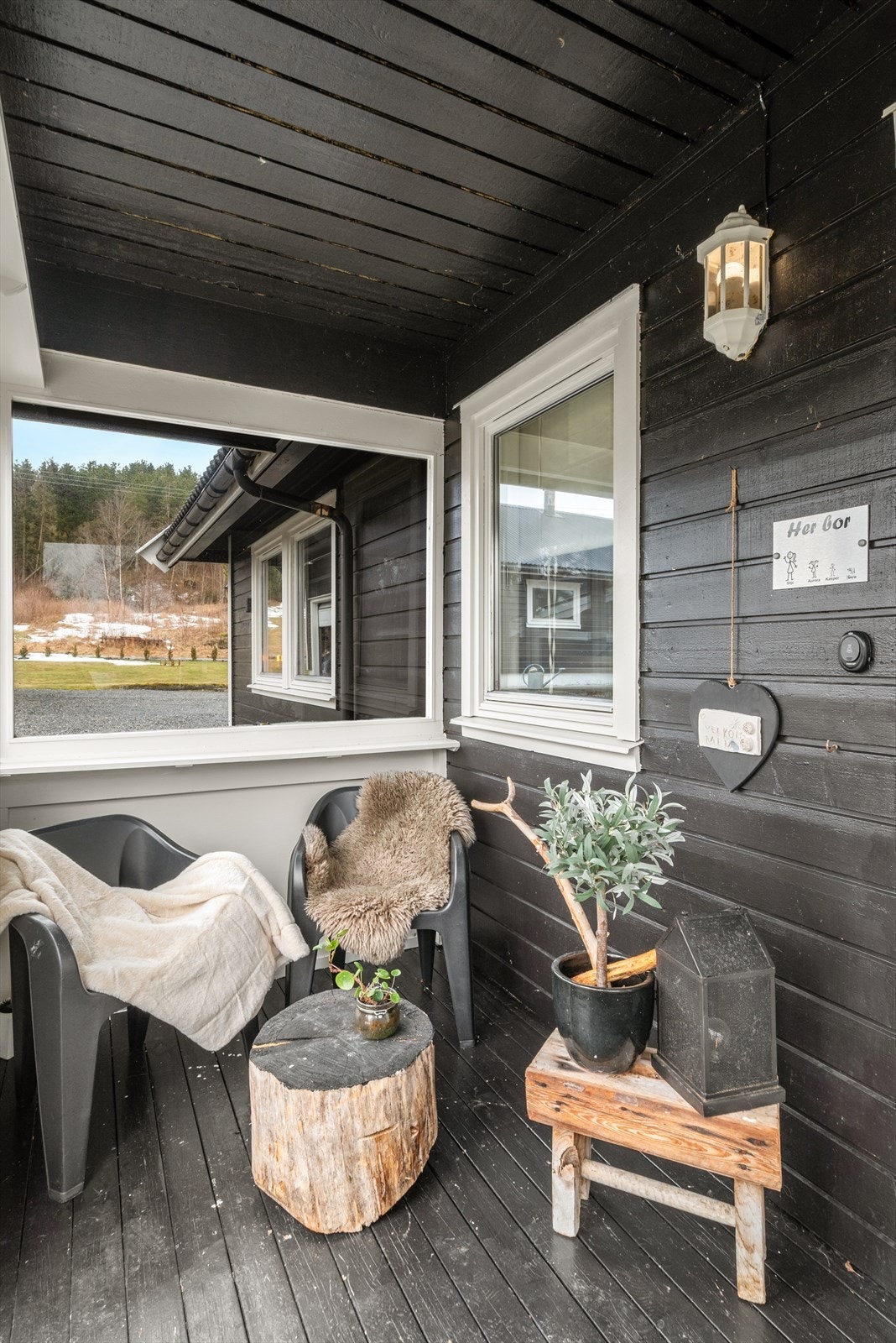 Sittegruppe ved inngangspartiet. Galleribilde