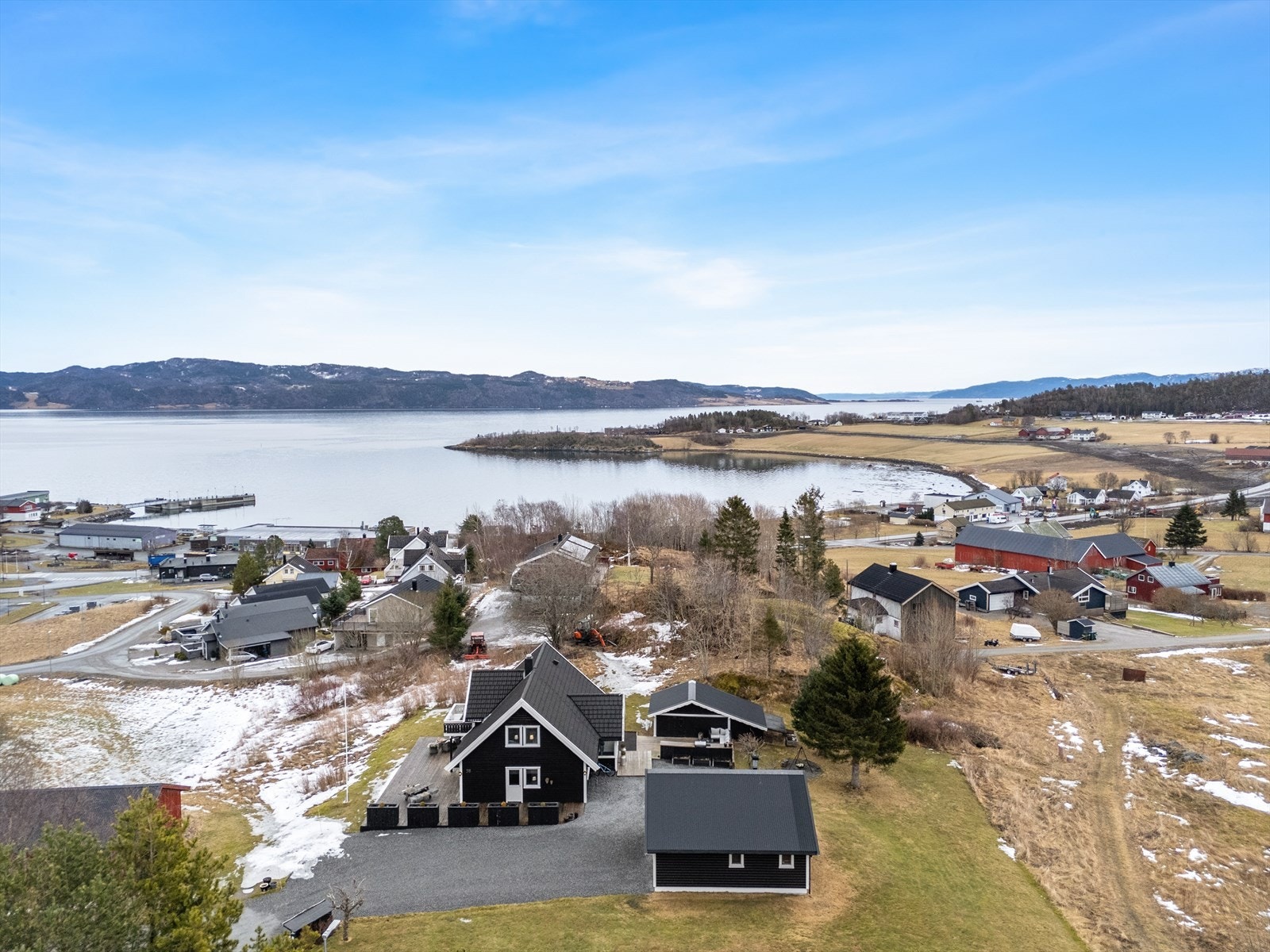 Oversiktsbilde med sentrum like nedenfor. Galleribilde