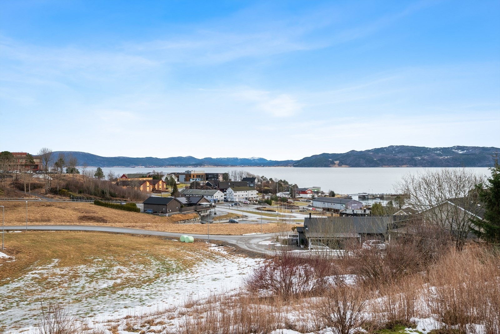 Boligen ligger på et høydedrag over Lensvik sentrum. Her har du gåavstand til det aller meste. Galleribilde