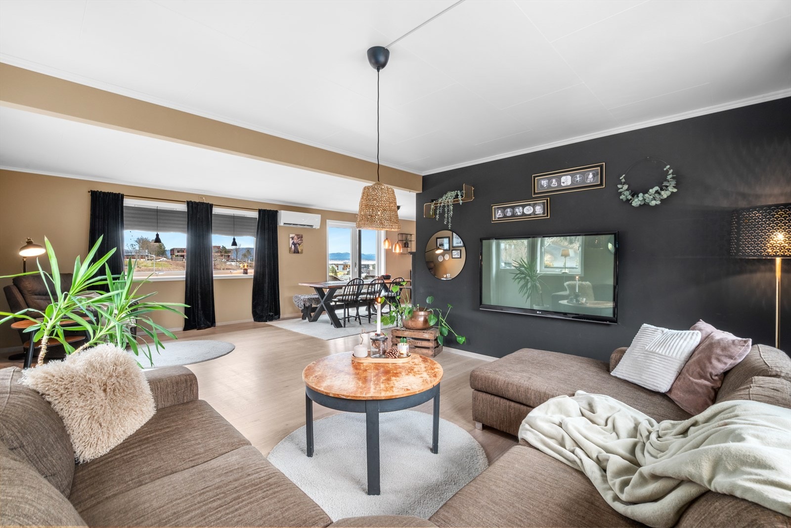 Luftig og lys stue. Galleribilde