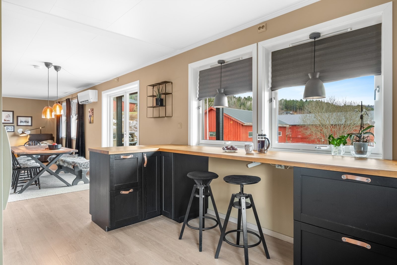 Praktisk forkostbenk med barkrakker. Galleribilde