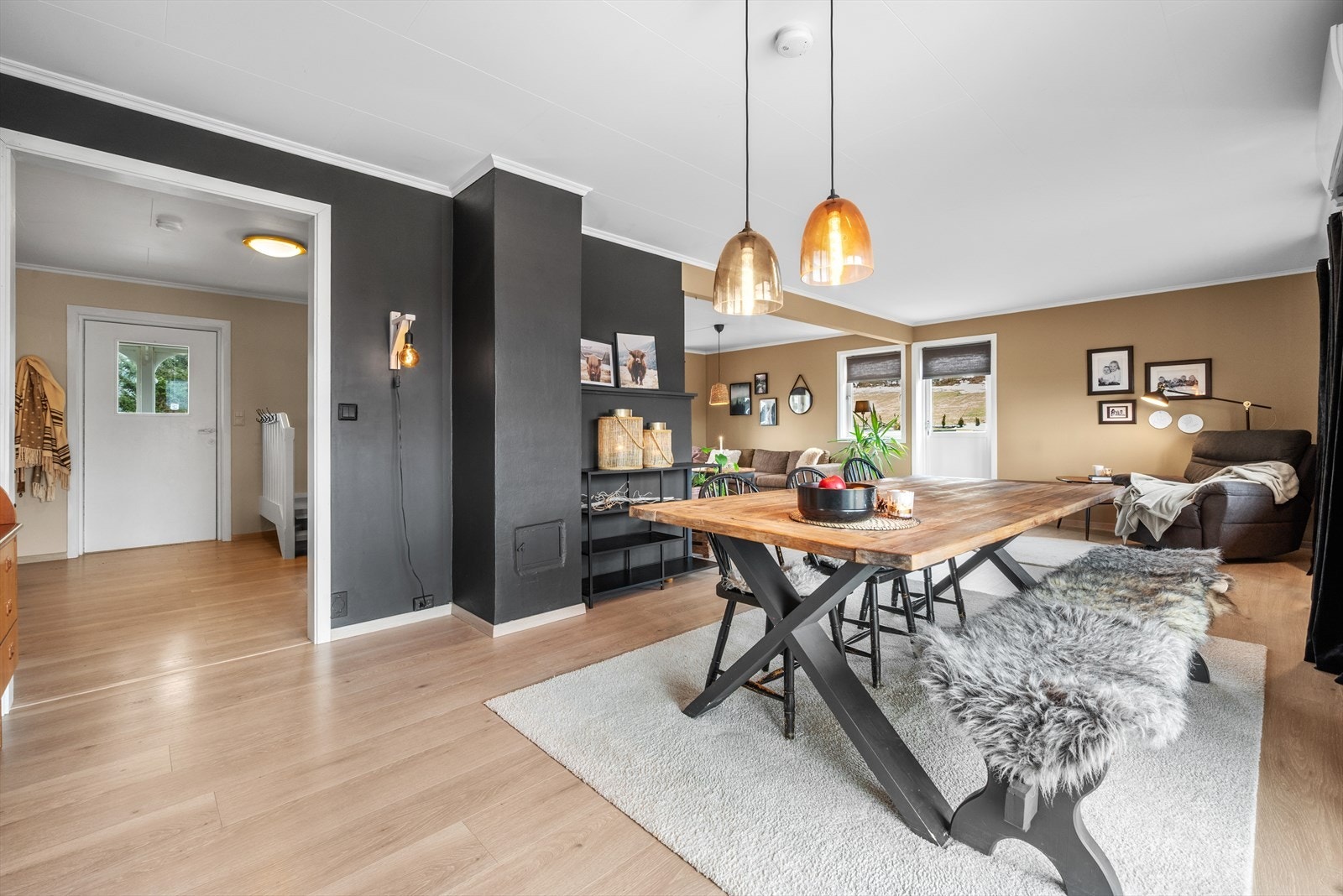 Stua er romslig og har masse lysinnslipp. Her er det brukt tidsriktige farger og det er god plass til flere møbleringssoner. Galleribilde