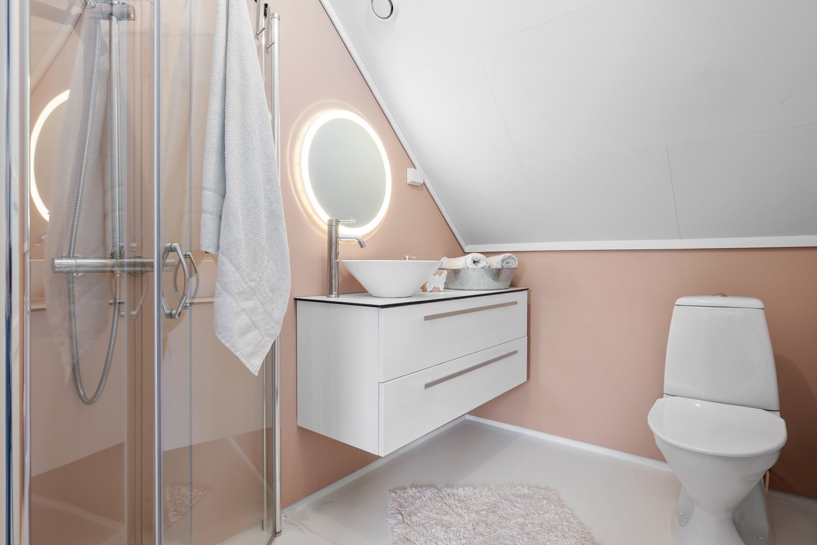 Bad i 2.etasje med dusj, innredning og wc. Galleribilde