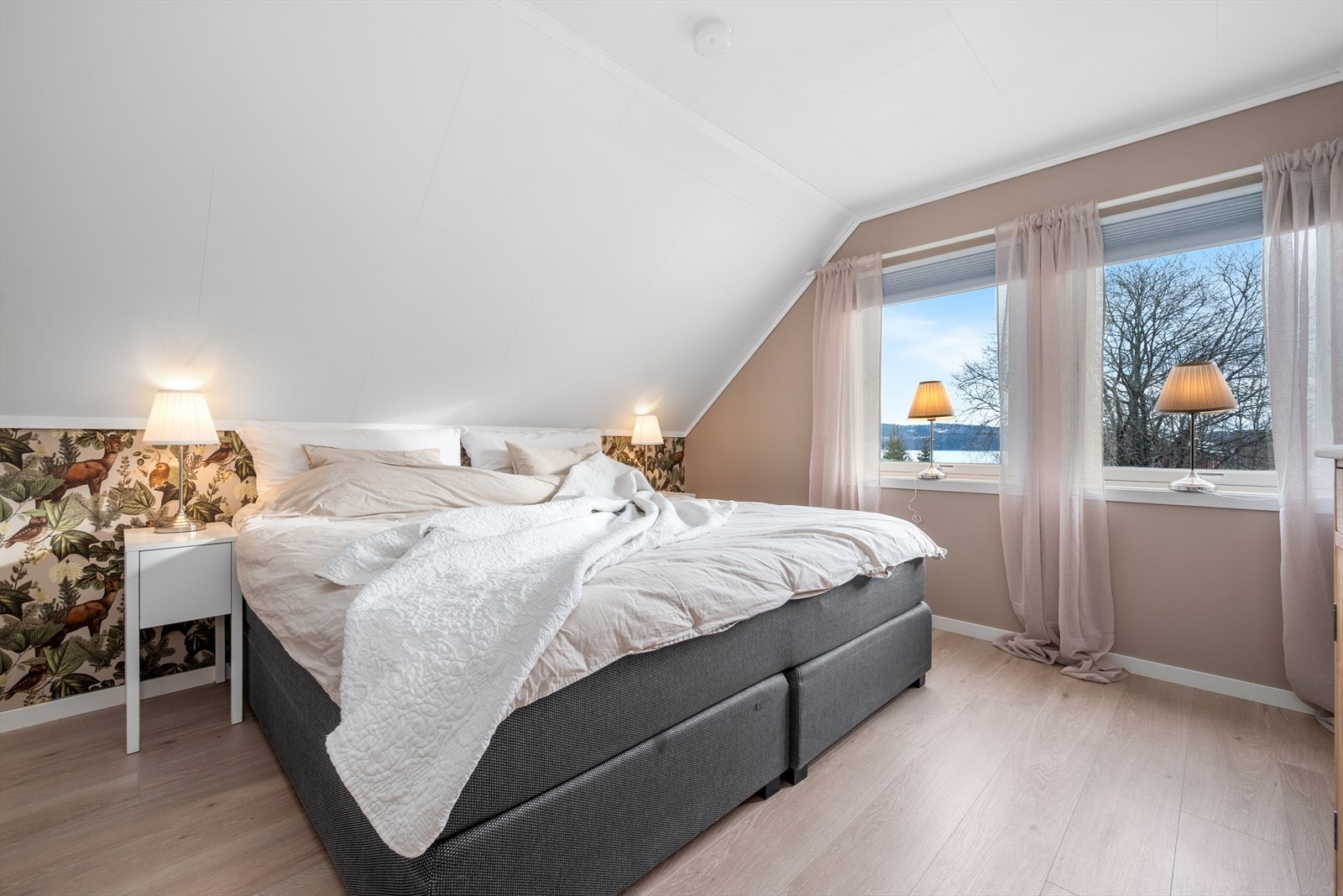 Romslig hovedsoverom med god plass til dobbeltseng og tilgang til egen klesbod. Galleribilde