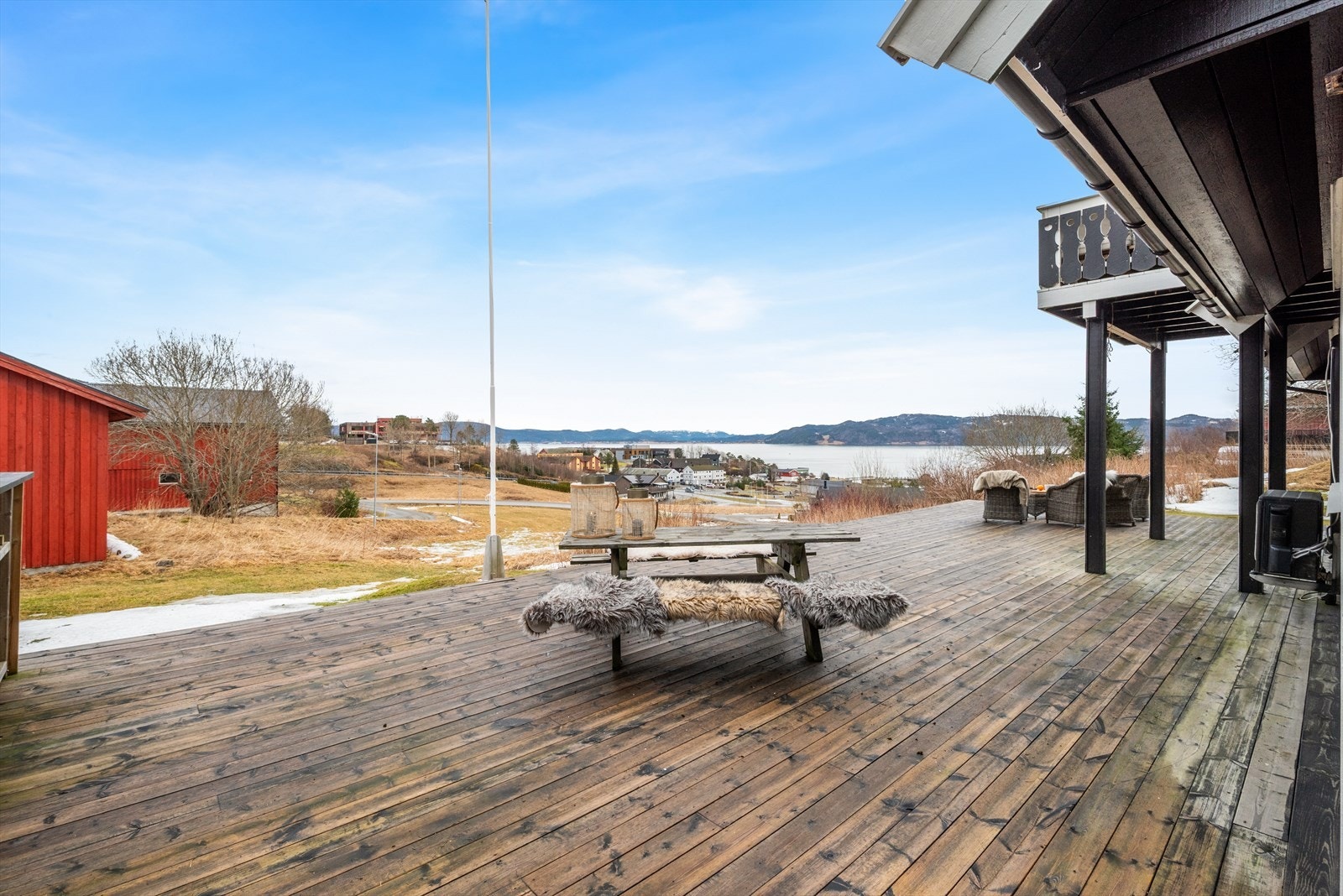 Fra stua har man utgang til terrassen med fanstastisk utsikt mot fjorden. Galleribilde