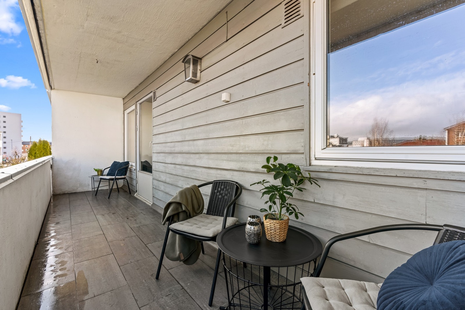 Balkongen måler hele 10 kvm og har god plass til utemøblement, grill og diverse beplantning. Galleribilde