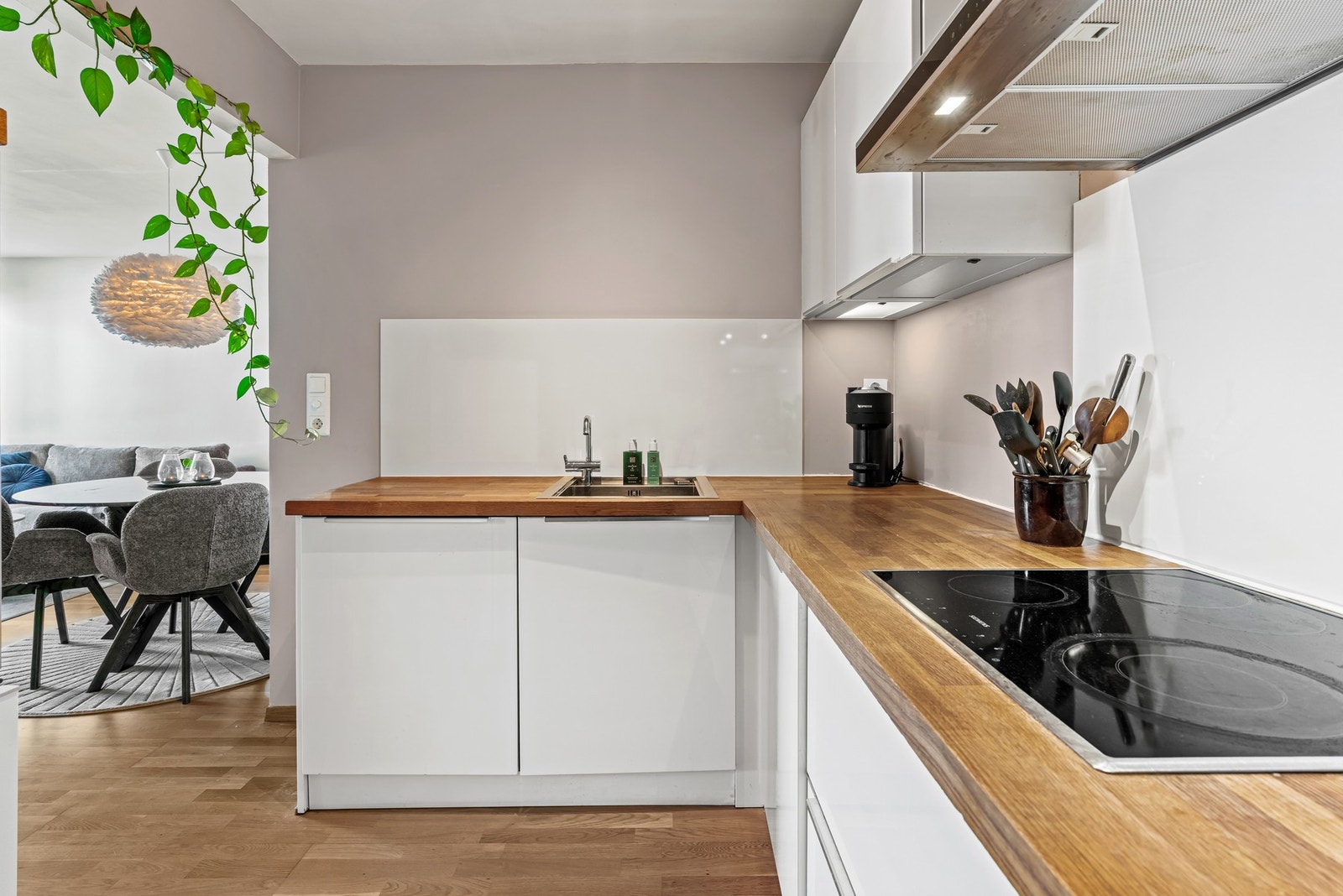 Innbydende kjøkken med helintegrerte hvitevarer. Galleribilde