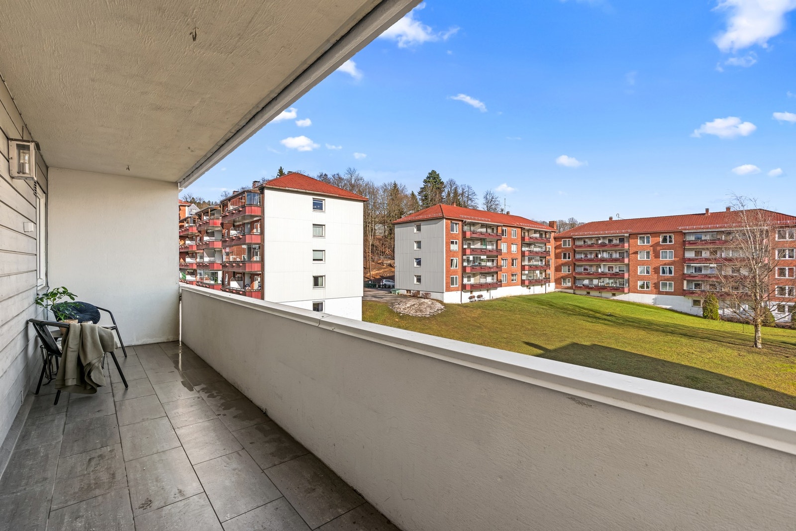 Fin balkong med naturskjønt utsyn over fellesarealer og nærområder. Galleribilde