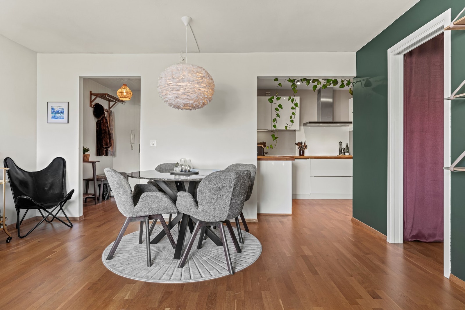 Den terskel- og sømløse overgangen fra stuen til kjøkkenet gir en naturlig plassering av spisebord. Galleribilde