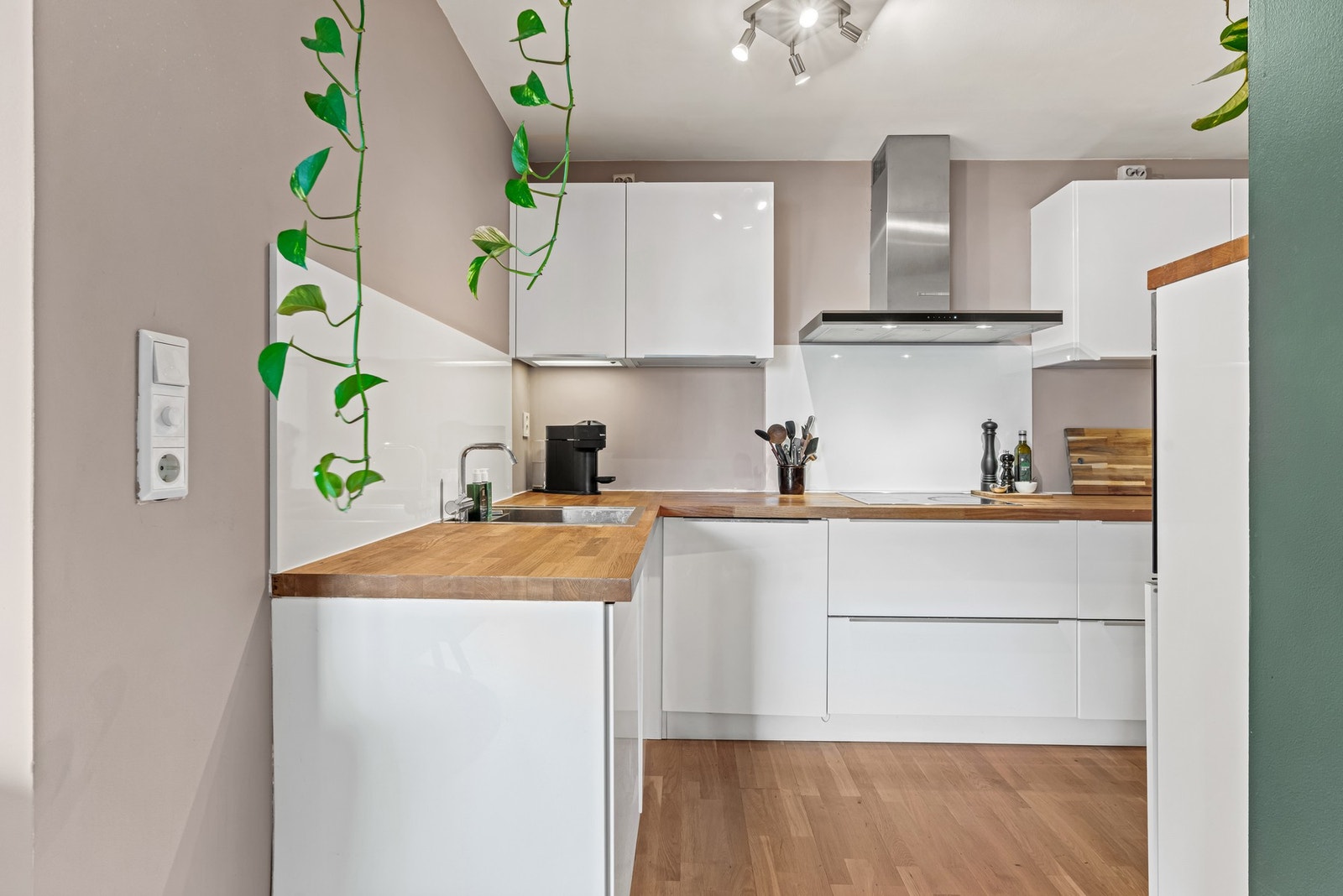 Kjøkkenet fremstår som svært innbydende og er godt utstyrt med benke- og skapplass. Galleribilde