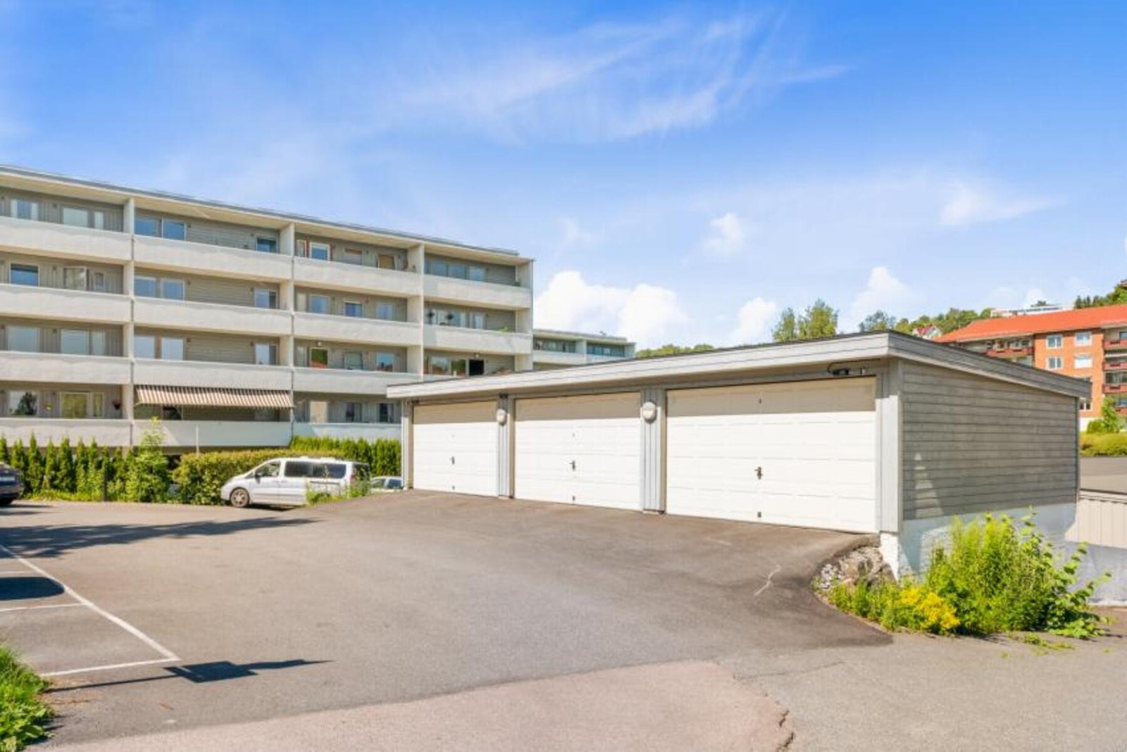 Det er flere parkeringsmuligheter via sameiet samt av området omfattes av beboerparkering. Galleribilde