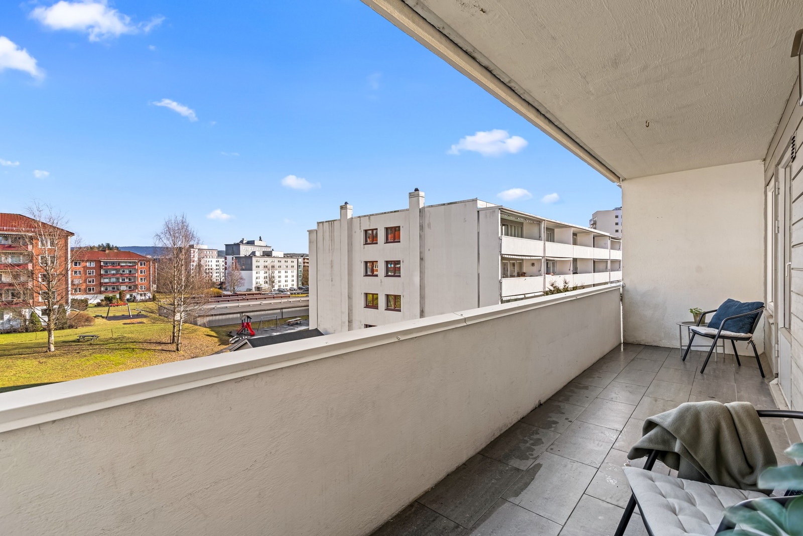 Tilgang til sydøstvendt balkong på hele 10 kvm vendt ut mot et rolig areal med oversikt over fellesarealer og nærområdet. Galleribilde