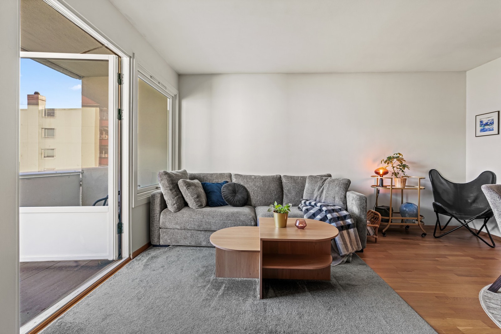 Overgangen mellom rommene flyter sømlig sammen og bidrar til et hyggelig sted å være. Arealeffektiv planløsning. Galleribilde