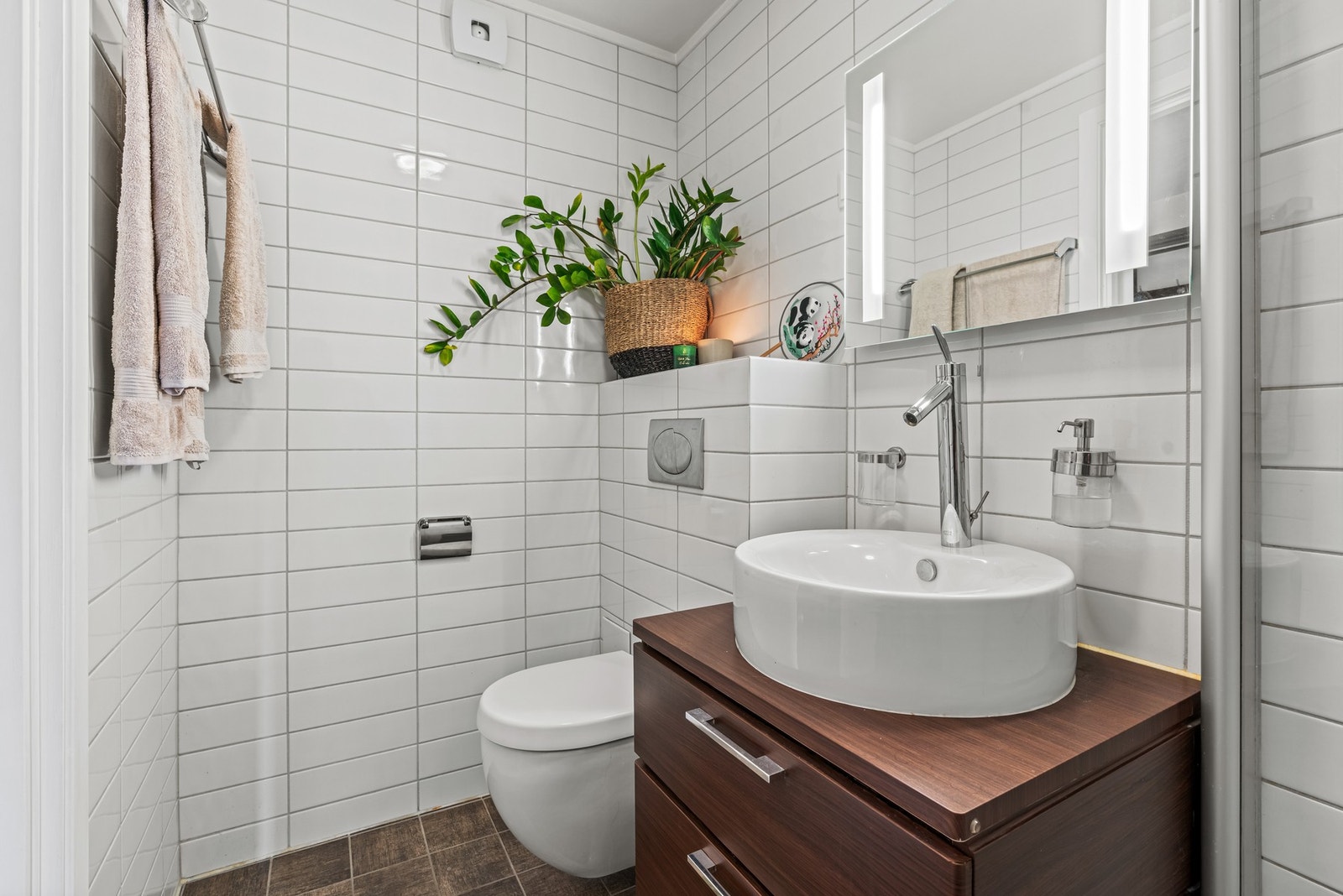 Moderne innredning. Sameiet har felles vaskeri i kjeller. Galleribilde