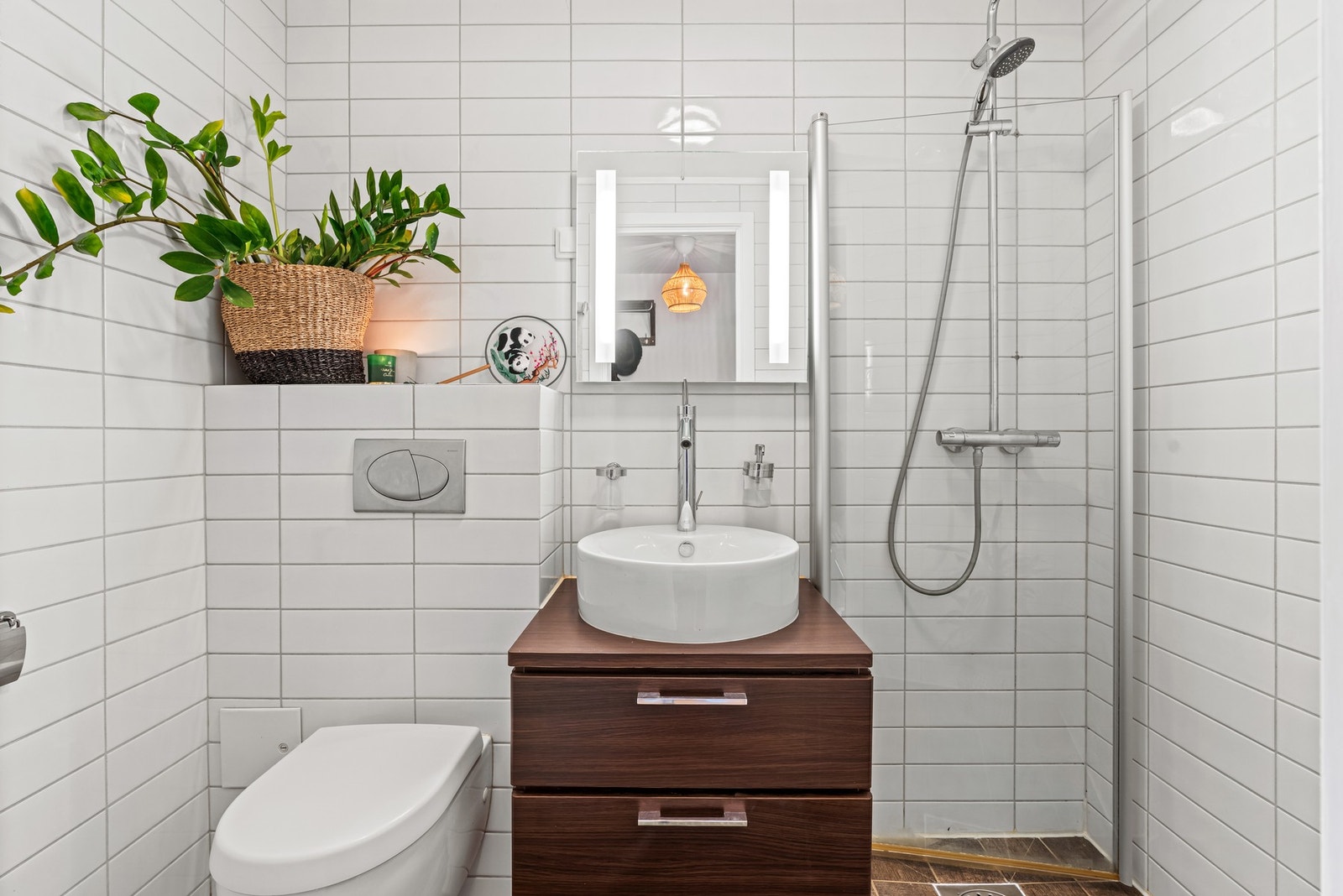 Badet ble oppusset i 2009 og fremstår som moderne med et tidløst valg av gulv- og veggfliser. Varmekabler under gulv. Galleribilde