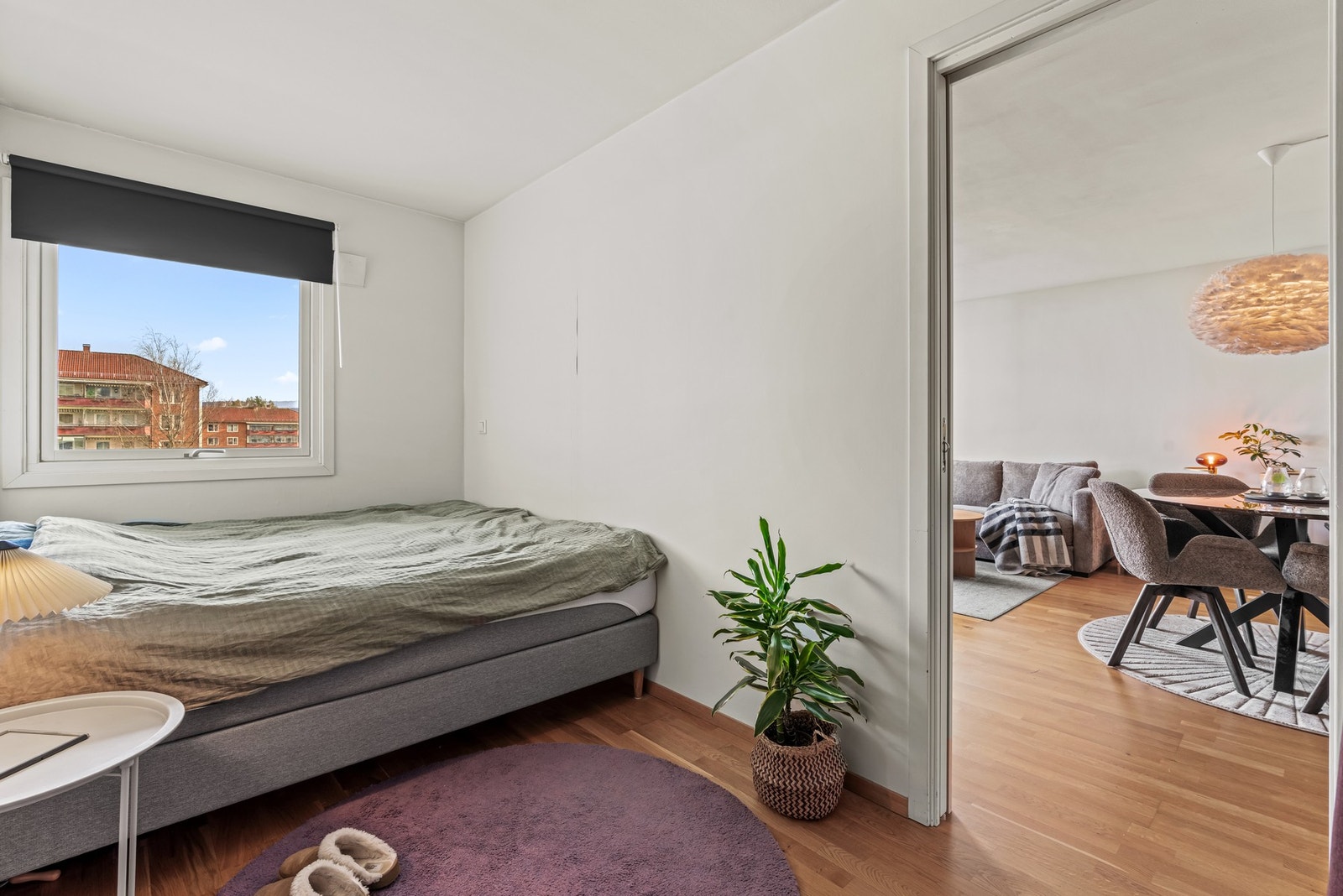 Soverommet er av god størrelse med plass til dobbeltseng og tilhørende nattbord. Rommet vender ut mot et rolig område skjermet for biltrafikk. Galleribilde