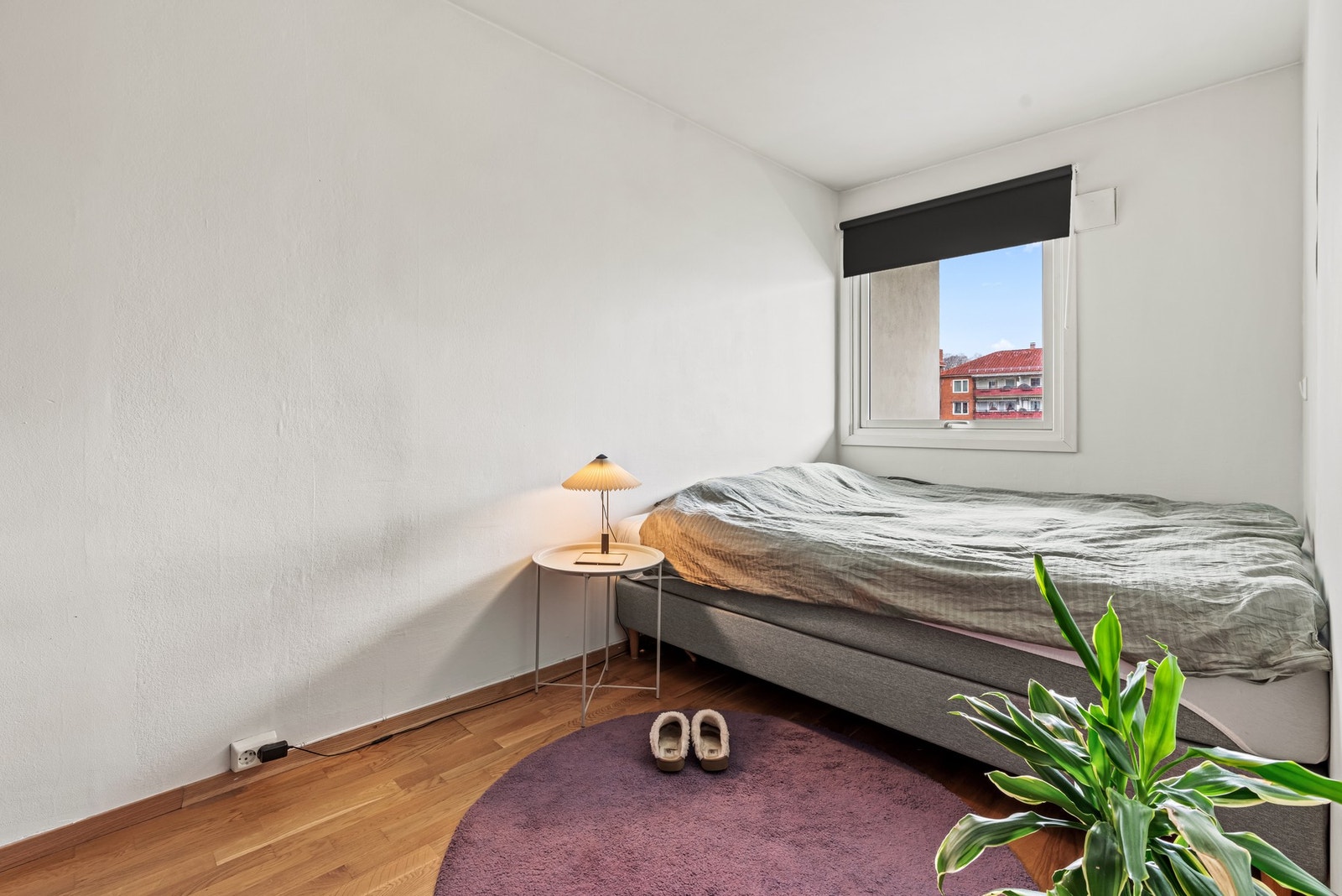 På motsatt side er det god plass til romslig garderobeløsning. For ekstra lagringsplass disponerer leiligheten en kjellerbod på ca. 2 kvm. Galleribilde