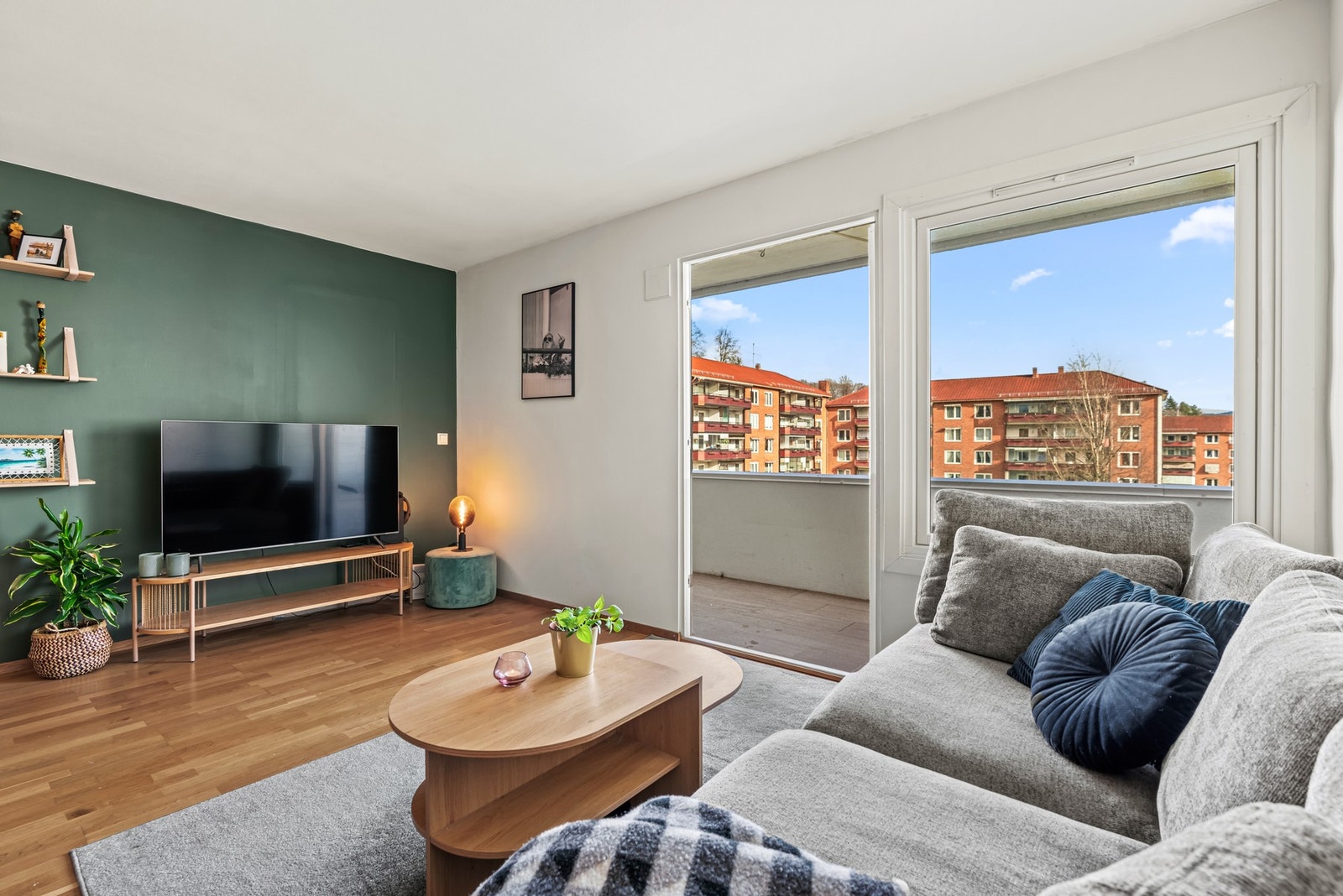 Stuen har godt med naturlig lysinnslipp gjennom vinduer fra 2017, og har direkte tilgang til balkongen. Galleribilde