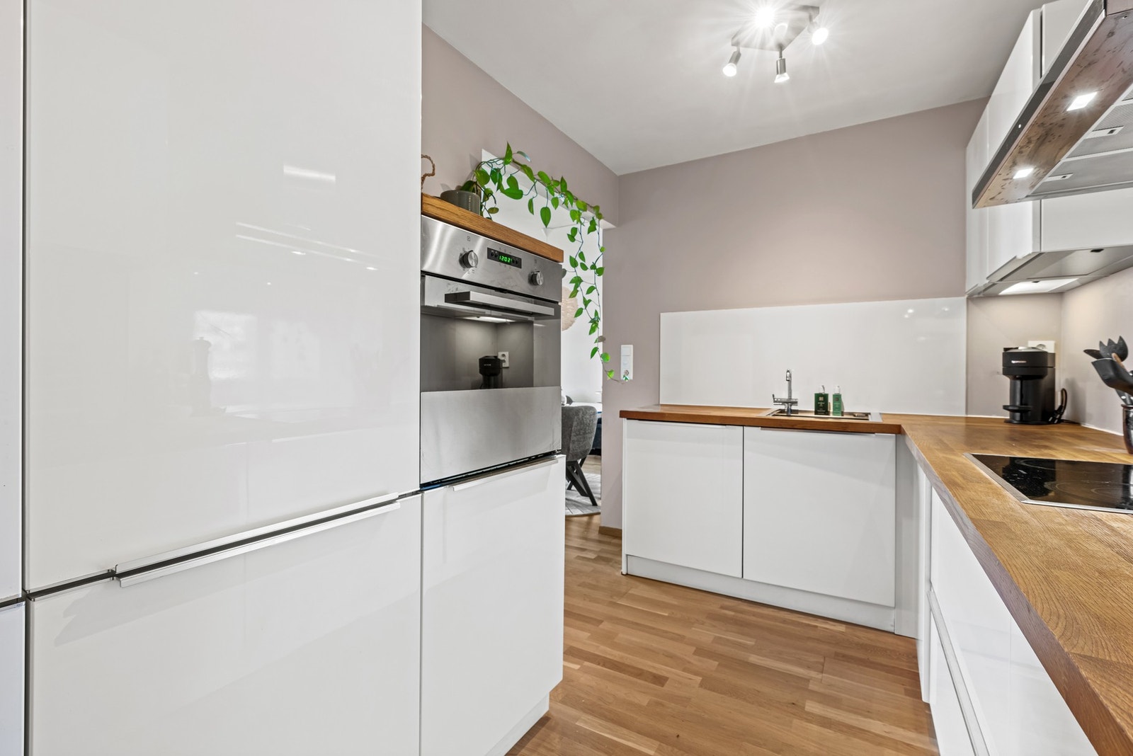 Her ligger alt til rette for at tilberedningen av måltidene kan foregå i lystige lag. Galleribilde