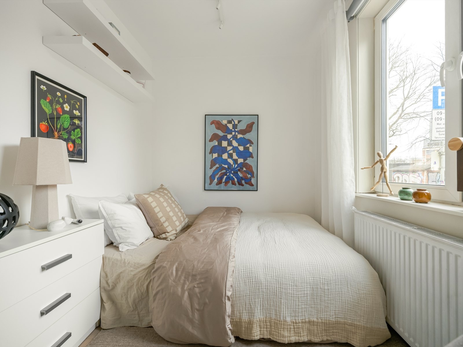 Lyst og romslig soverom med god plass til dobbeltseng og tilhørende nattbord. Galleribilde