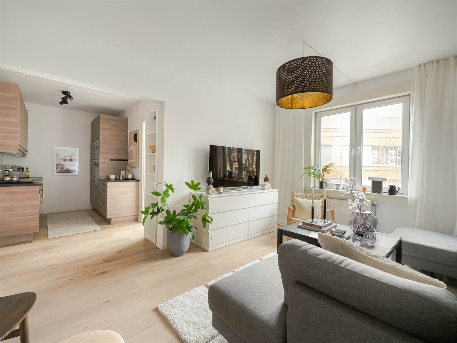 Stuen er boligens naturlige midtpunkt, med både god takhøyde og herlig dagslys fra vindusflatene. Galleribilde